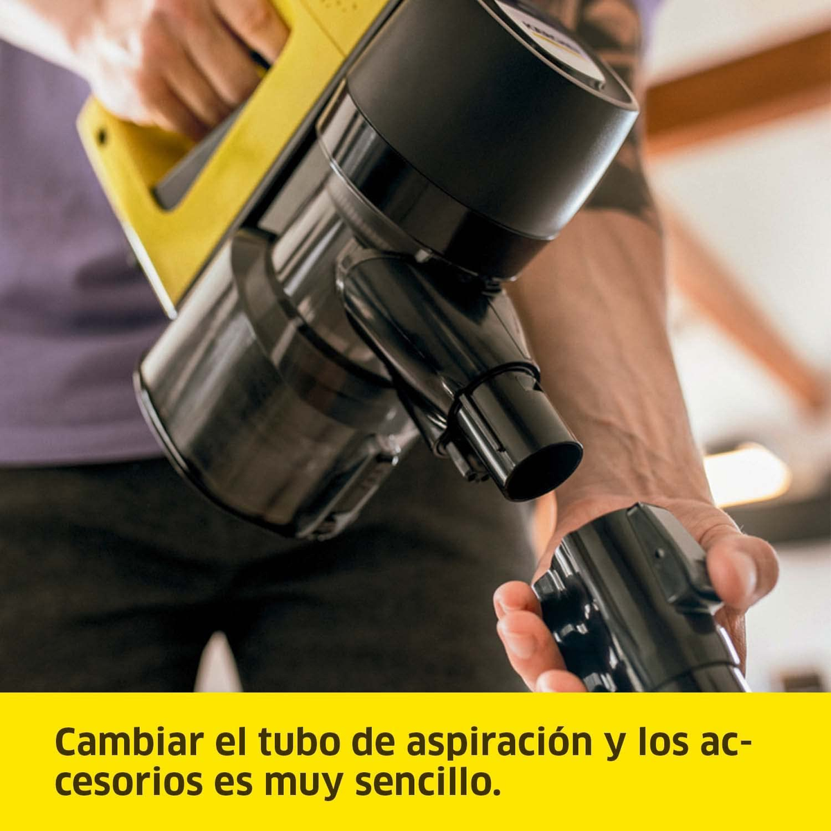 Una mano tiene un aspirapolvere giallo e nero, con un testo in spagnolo sotto.