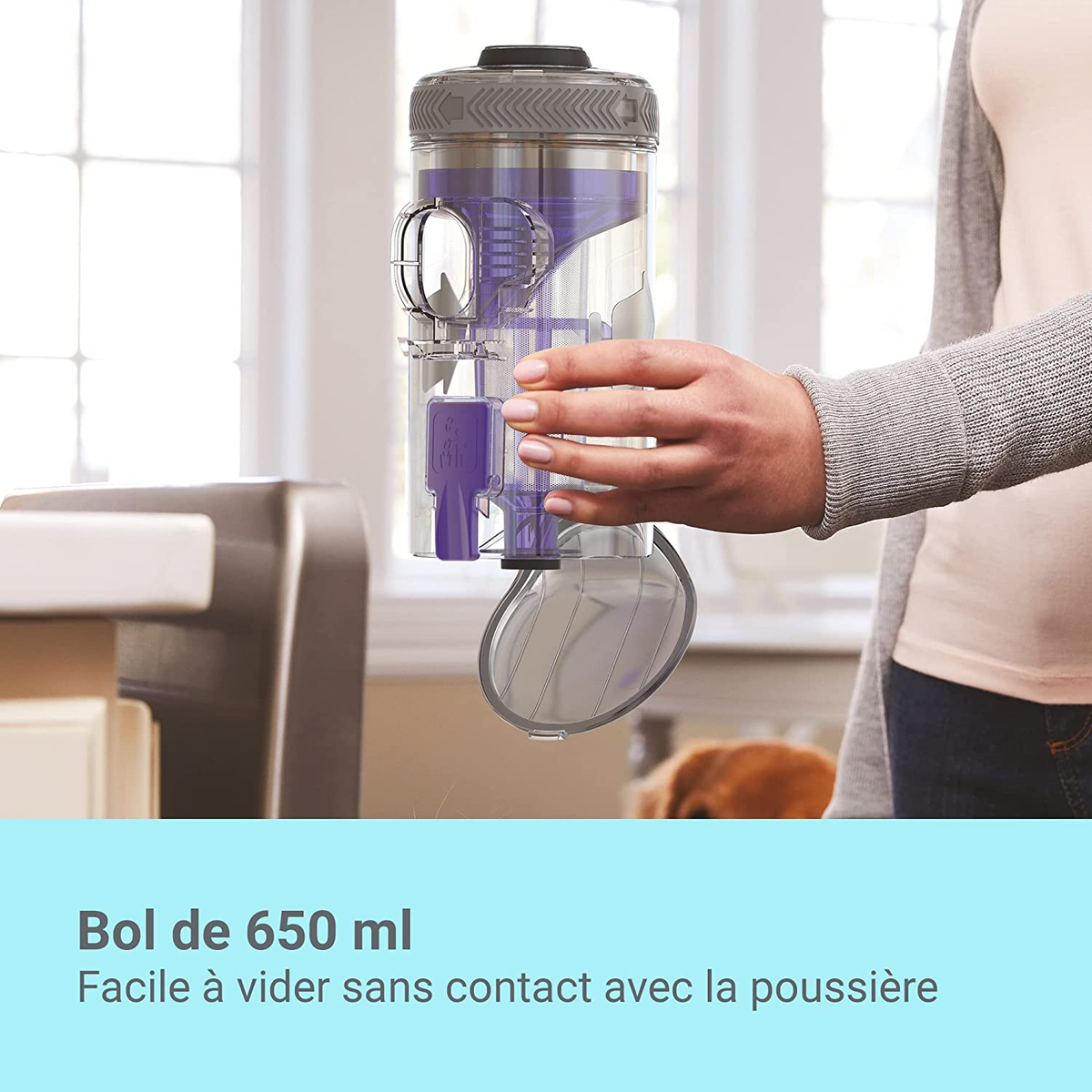 Ein klarer Behälter mit lila Flüssigkeit, gehalten von einer Person. Text über einfaches Entleeren.
