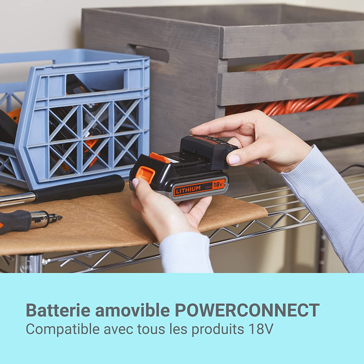 Hände halten zwei Batterien. Ein Regal mit Werkzeugen und eine blaue Box.