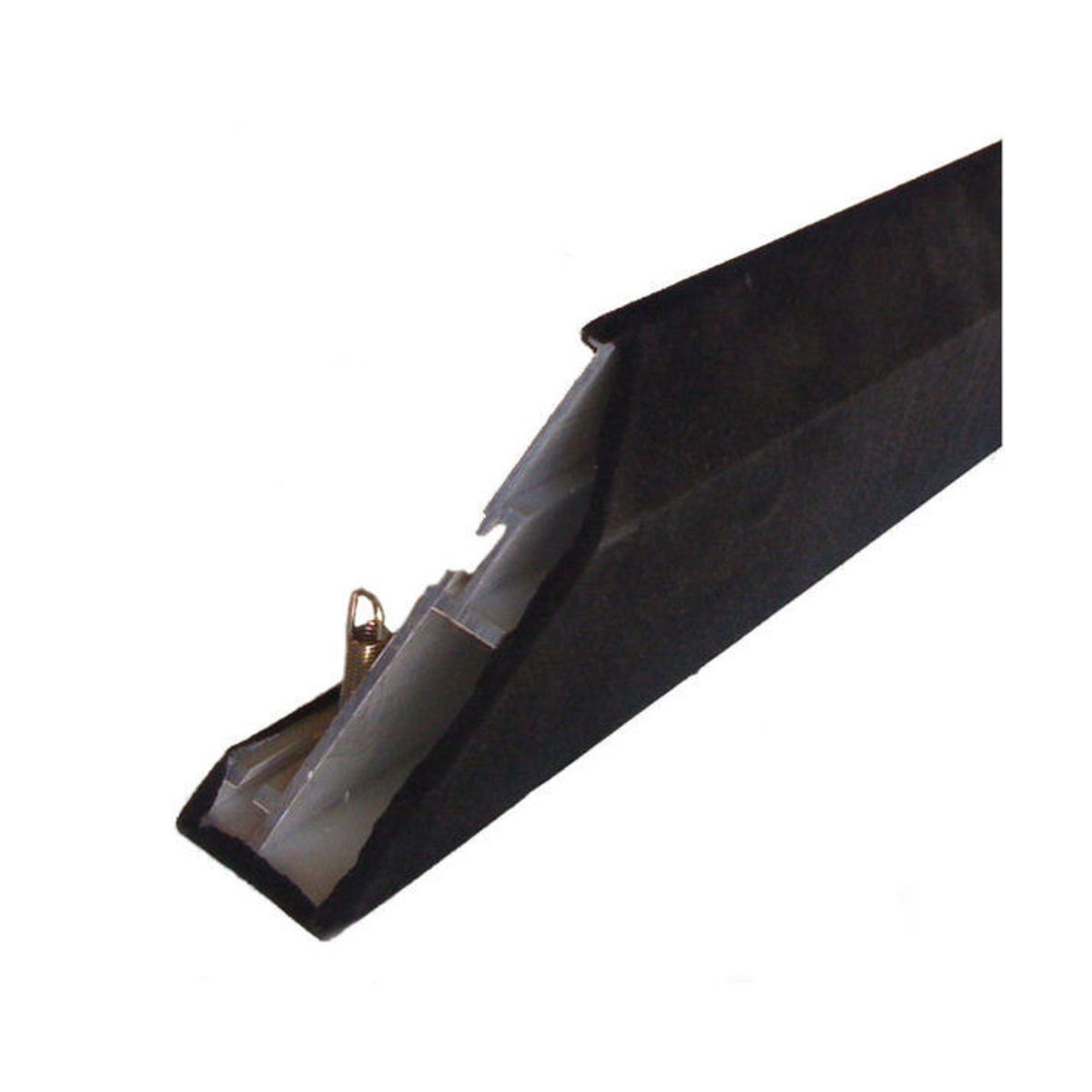 Een zwart, schuin gereedschap met een veer en metalen onderdelen, tegen een witte achtergrond.