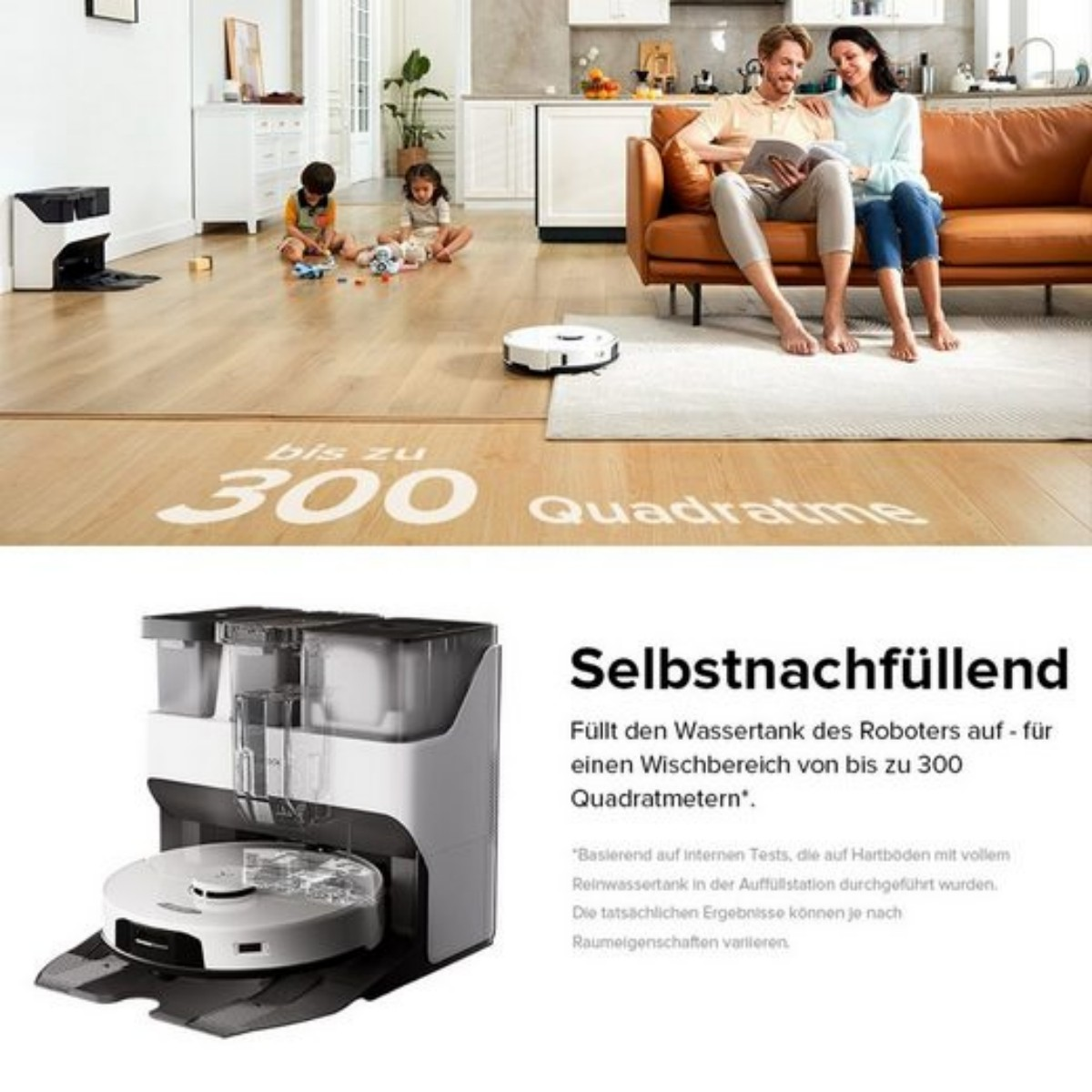 Roboter-Staubsauger mit selbstbefüllender Basis, Familie im Hintergrund, Text auf Deutsch.