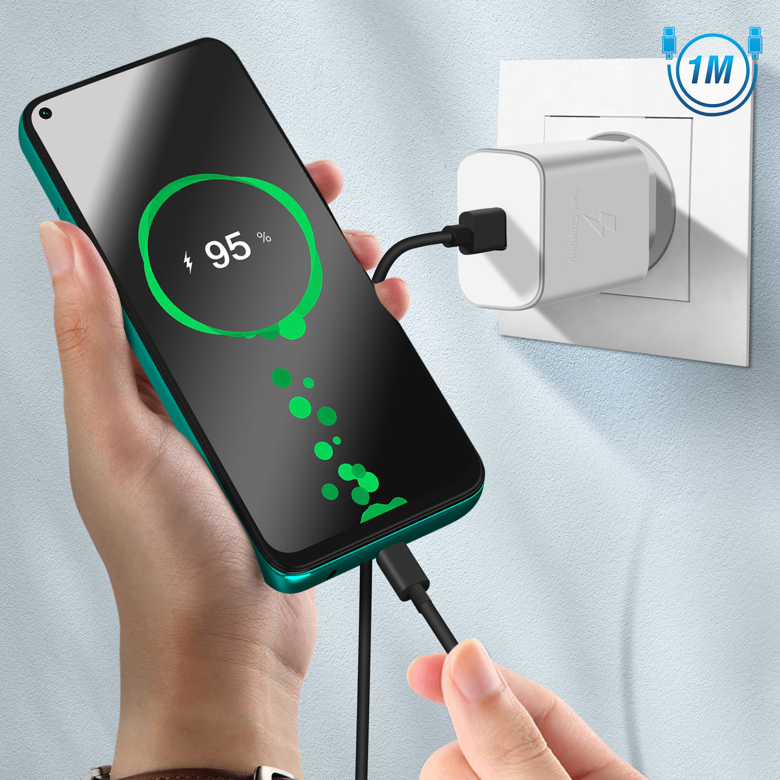 Un teléfono muestra 95% de carga, conectado a un cargador. Un cable de carga negro conecta el teléfono al adaptador blanco.