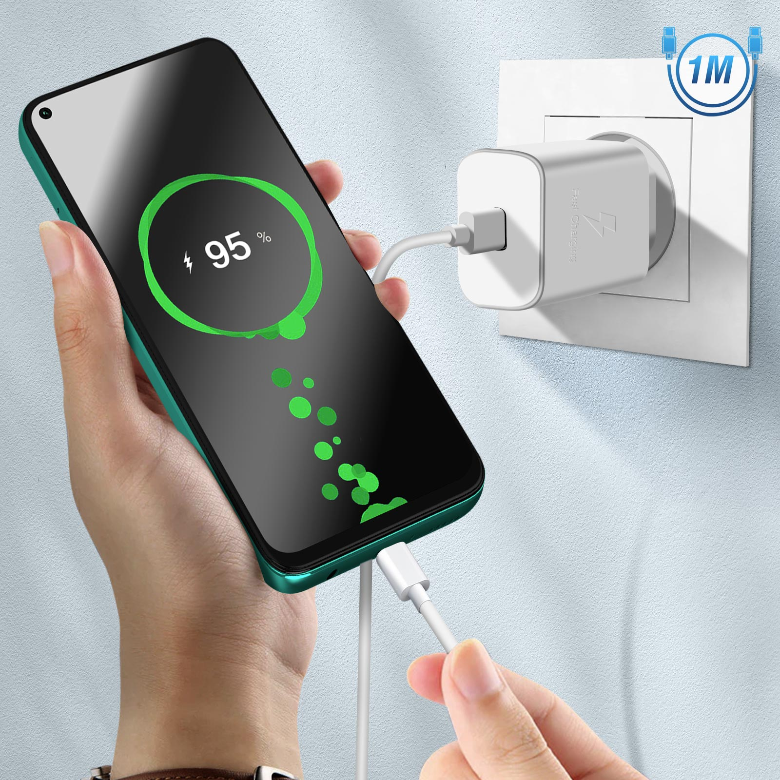 Una mano enchufando un cargador blanco a un teléfono. El teléfono muestra un icono de batería verde con 95%.