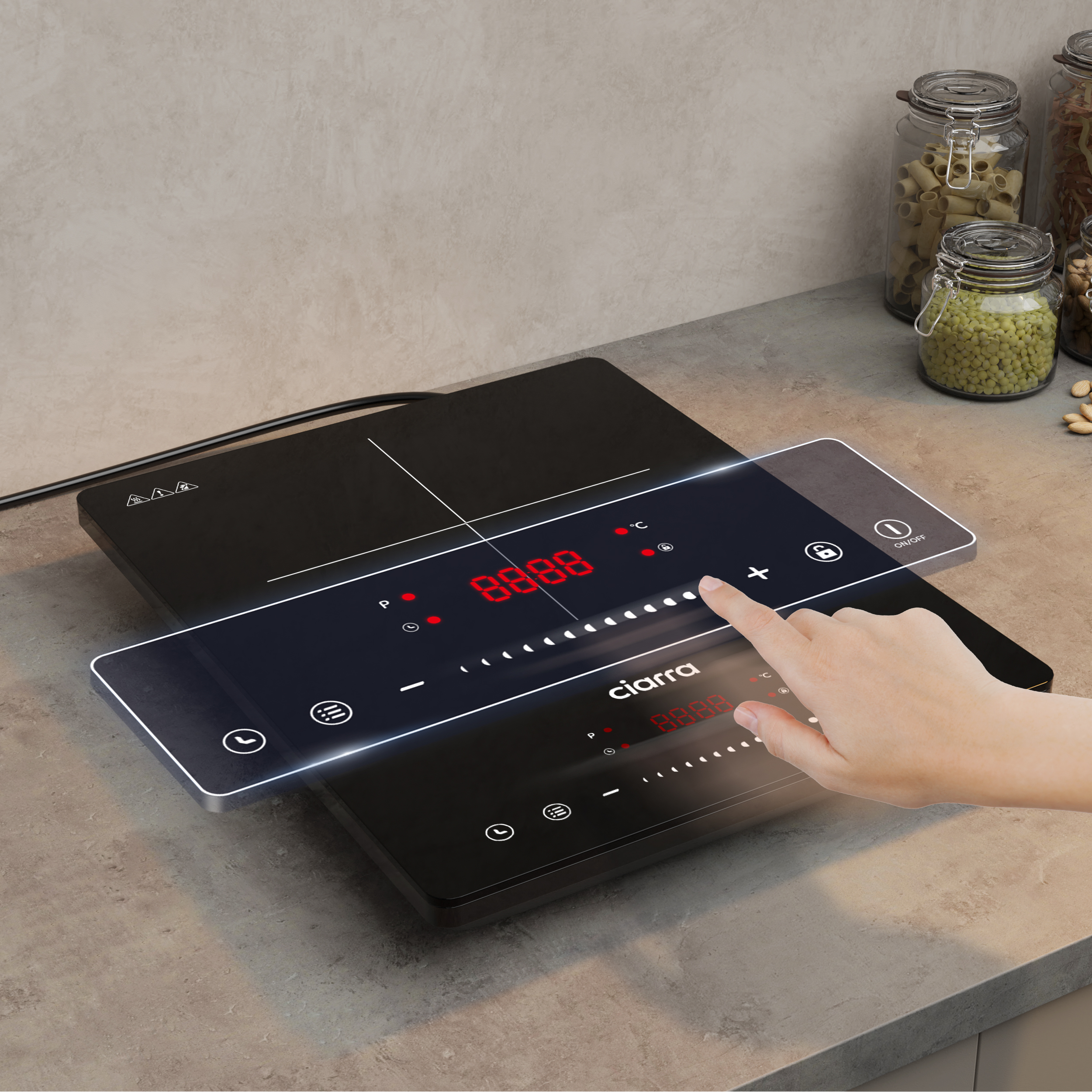 Ein Induktionskochfeld, bei dem eine Hand das digitale Bedienfeld berührt.