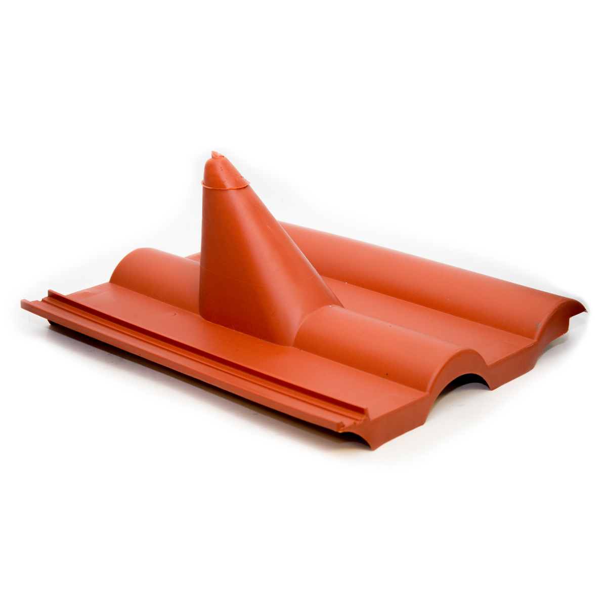 Orangene Dachziegel mit erhabenem Kegel. Weißer Hintergrund. Die Fliese ist abgewinkelt.