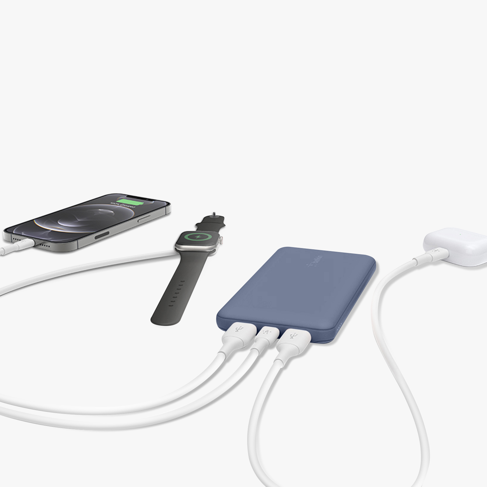 Blauwe powerbank laadt telefoon, horloge en oordopjes op met witte kabels.