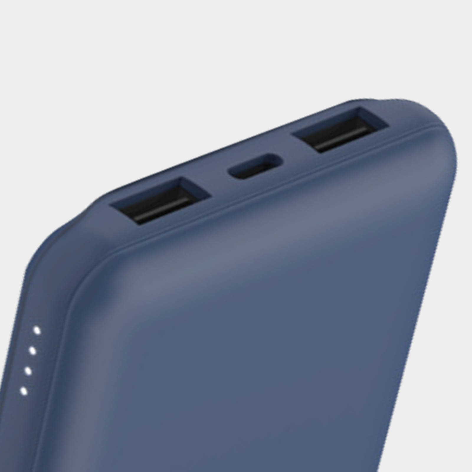 Close-up van een blauwe powerbank met twee USB-poorten en een USB-C-poort.
