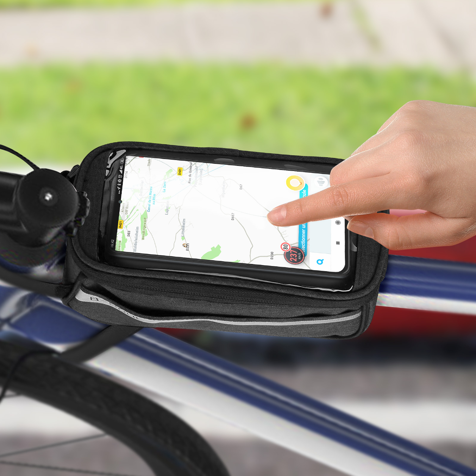 Ein Telefon in einer schwarzen Fahrradhalterung zeigt eine Karte. Hand berührt den Bildschirm.