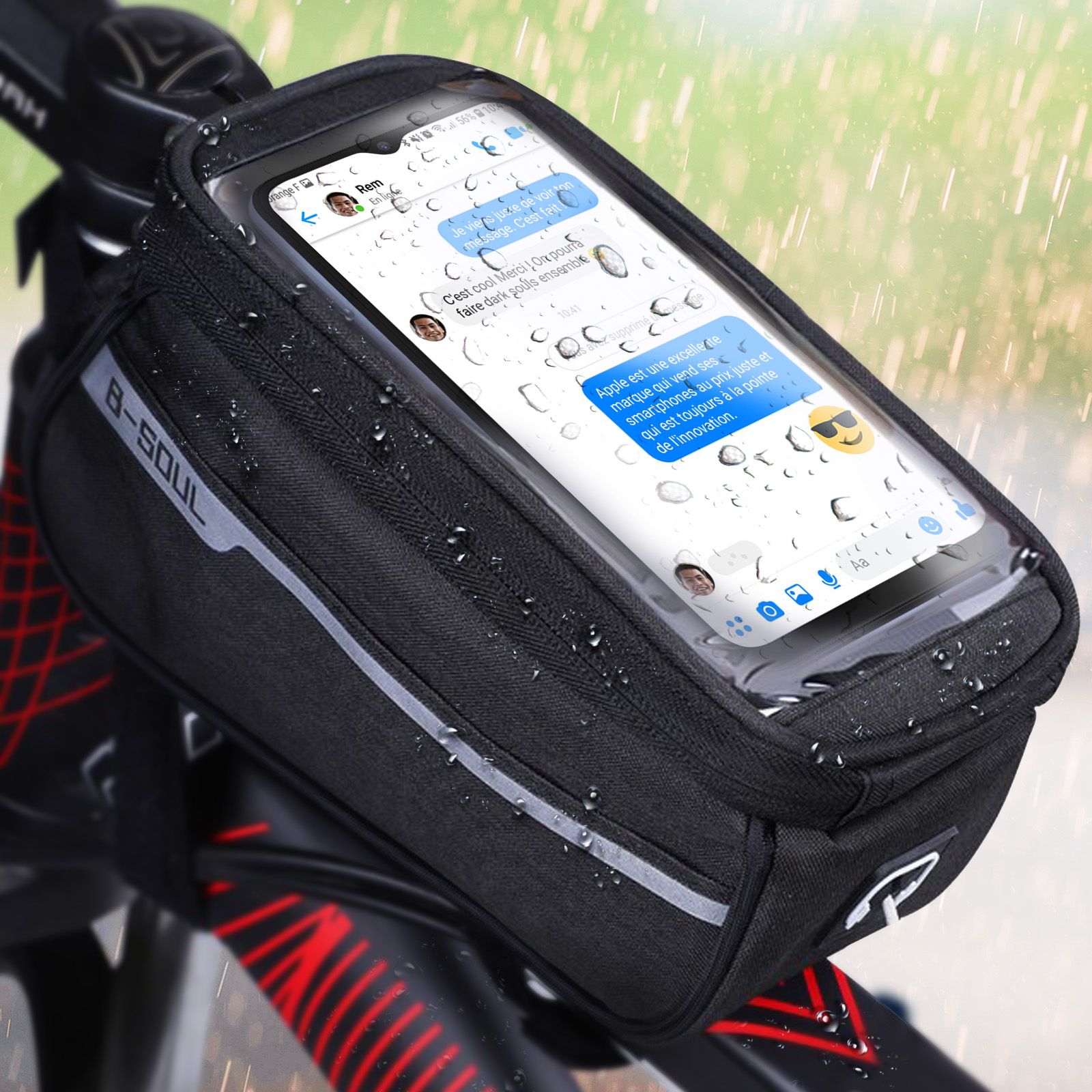 Fahrradtasche mit Telefon, das Nachrichten und Wassertropfen zeigt.