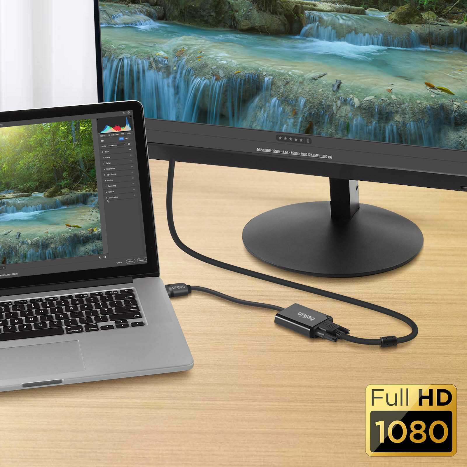 Laptop collegato a un monitor tramite un cavo nero. Un adesivo Full HD 1080 è in basso a destra.