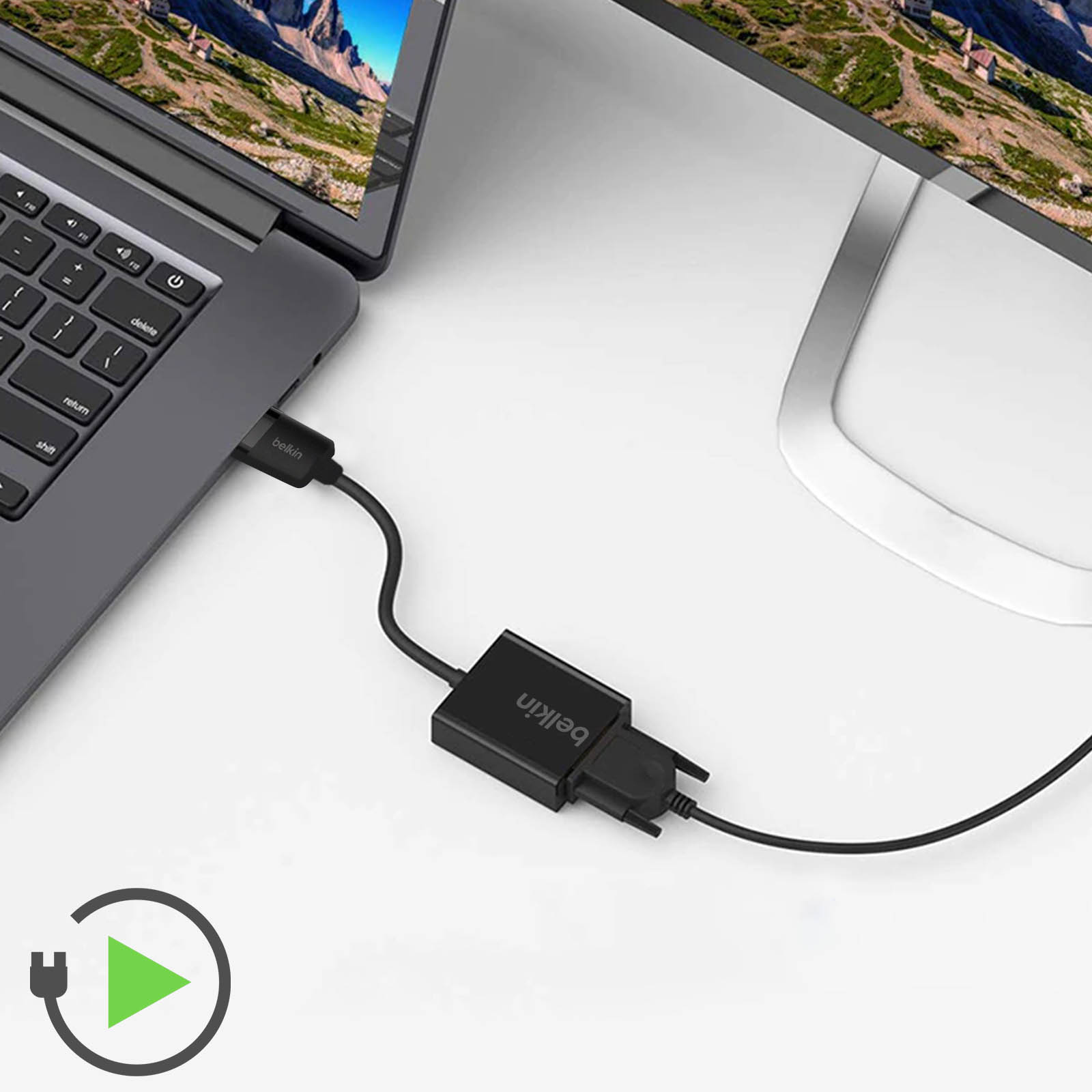 Un laptop collegato a un monitor tramite un adattatore Belkin.