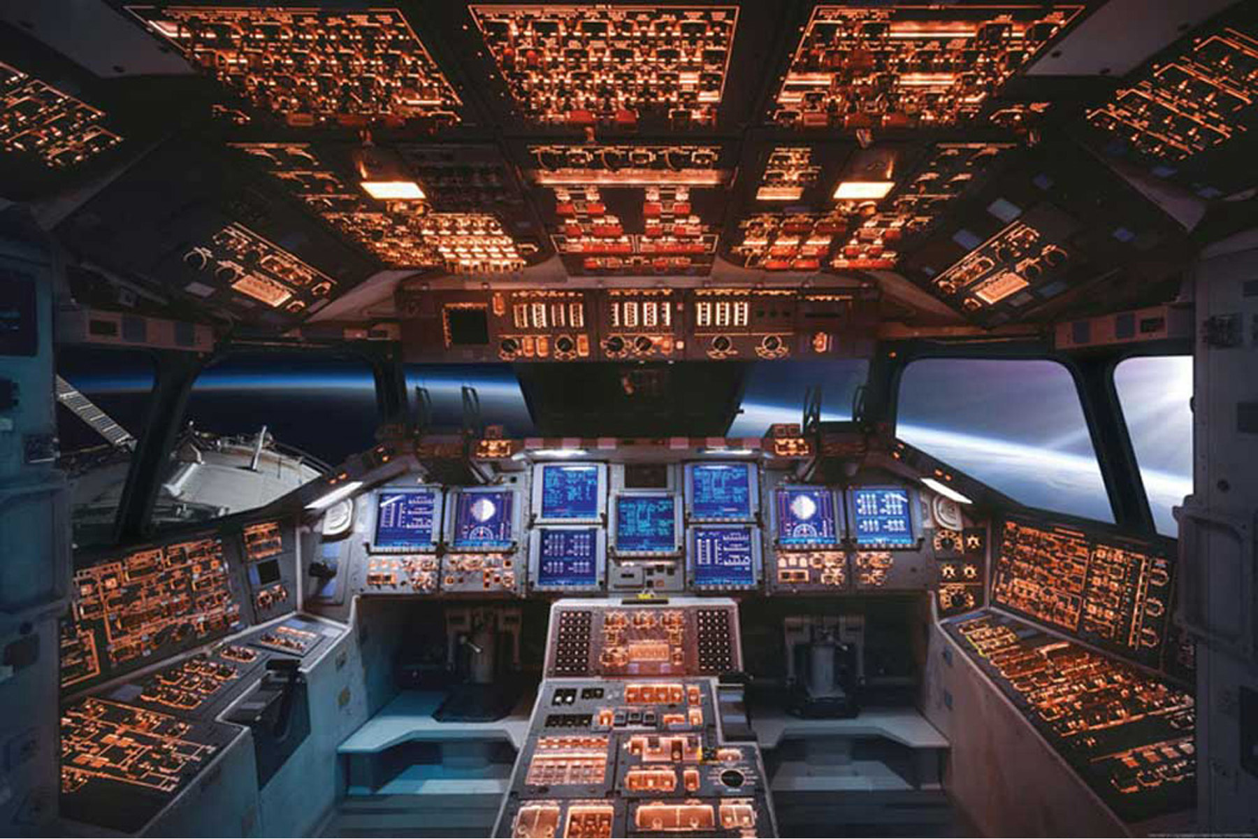 Das Cockpit eines Raumschiffs mit zahlreichen Bildschirmen, Knöpfen und Lichtern, mit Blick ins All.