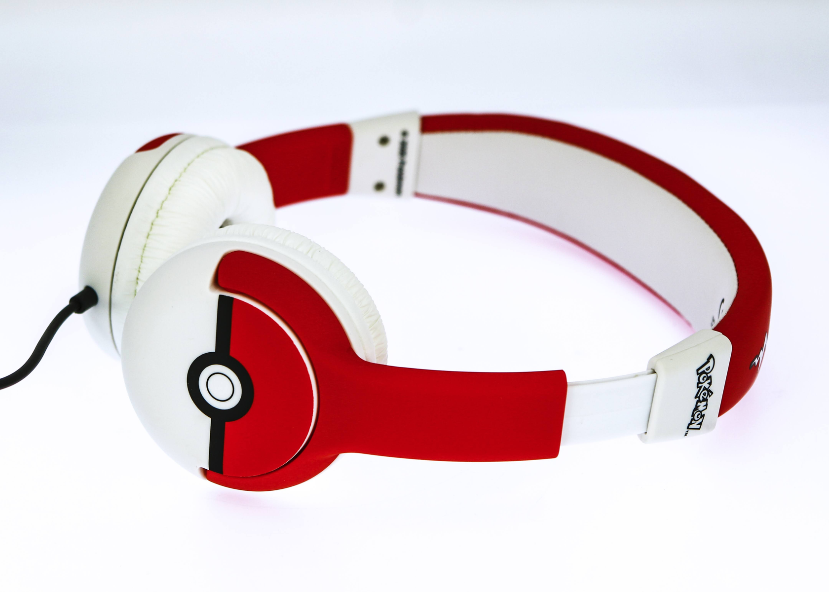 Pokemon-Kopfhörer, rot und weiß, auf weißem Hintergrund. Ohrmuscheln mit Pokemon-Design.