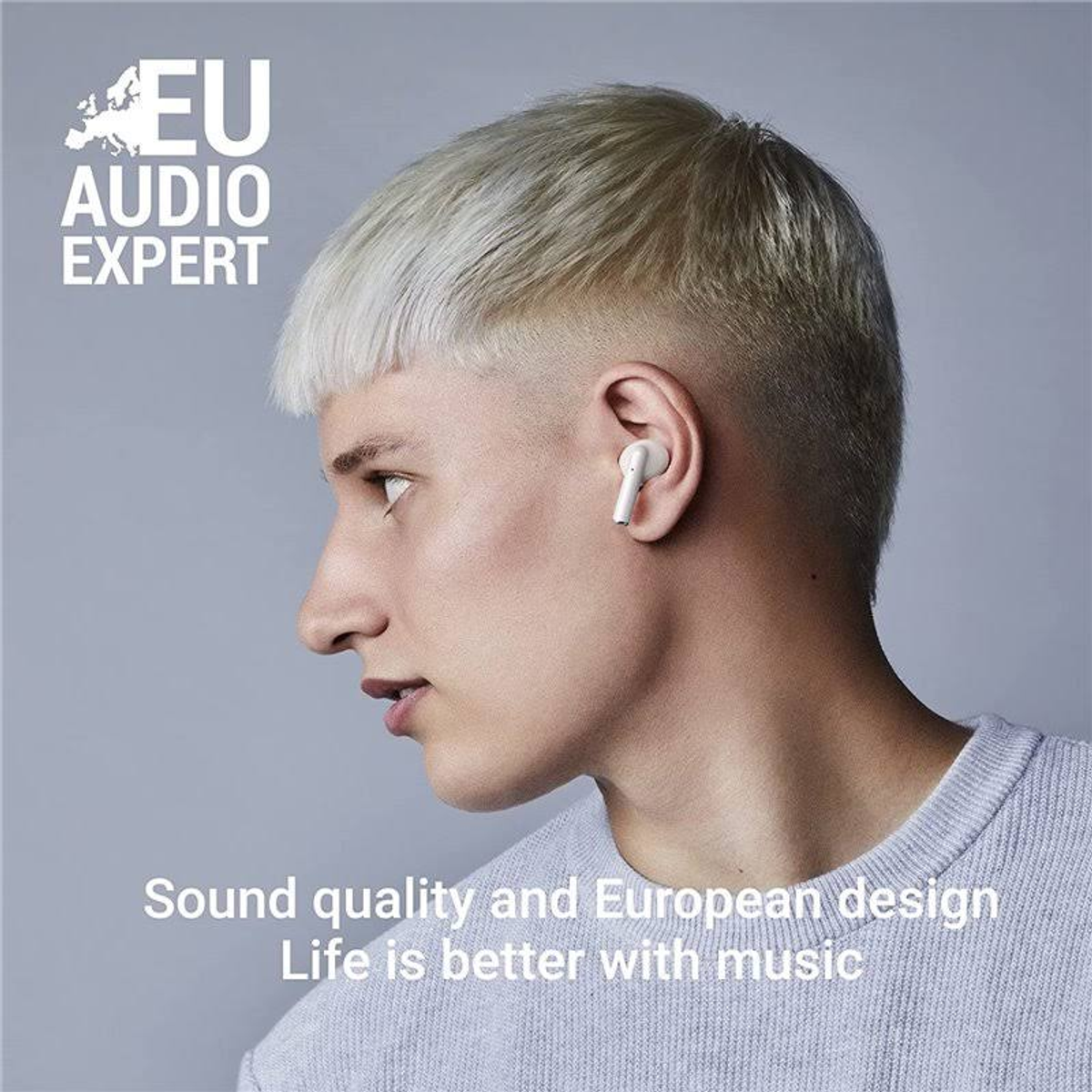 Blonder Mann mit weißen Ohrhörern. Text: Klangqualität und europäisches Design.
