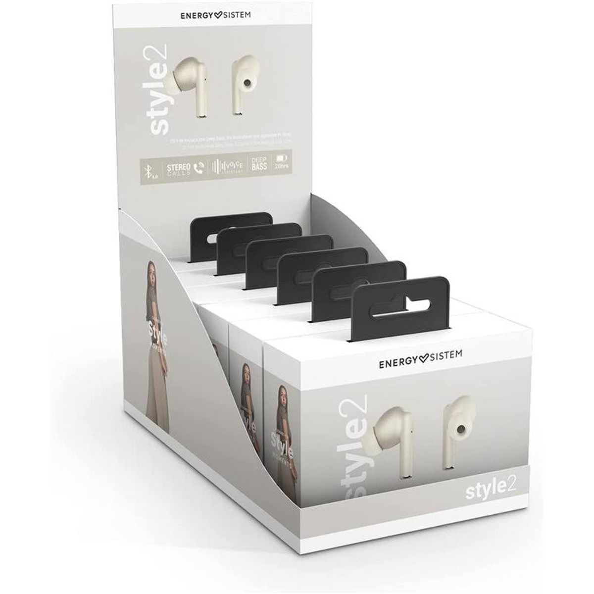 Ekspozycja słuchawek w pudełku detalicznym. Widoczne wiele pudełek ze słuchawkami. Białe tło.