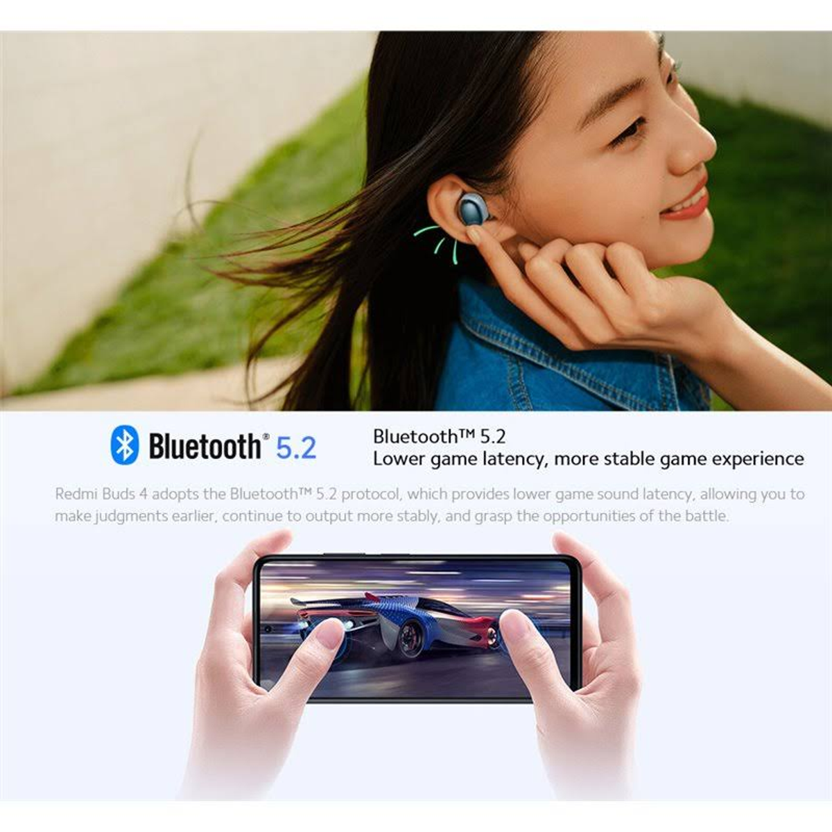 Kobieta trzymająca telefon, pokazująca grę wyścigową, z tekstem i słuchawkami.