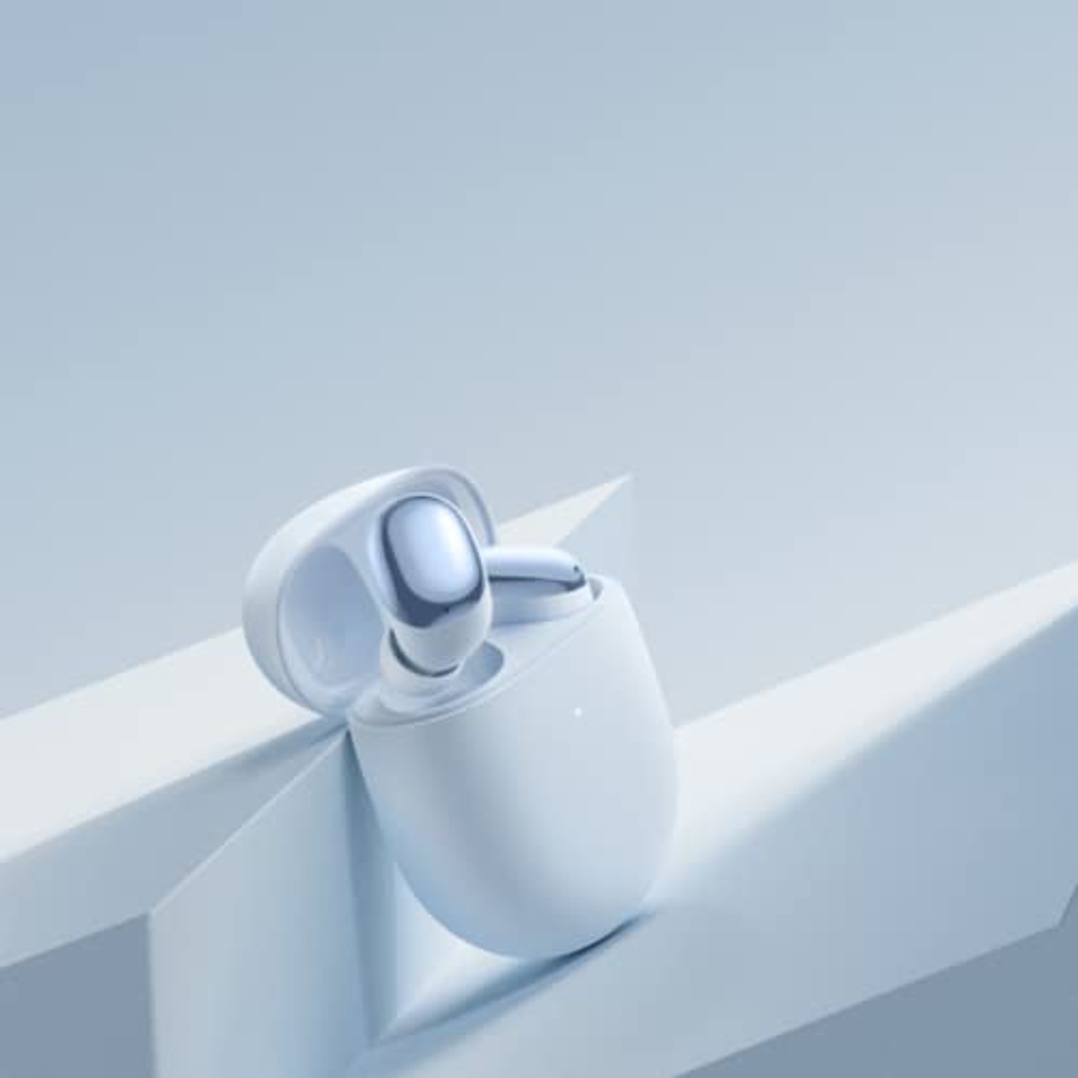 Białe słuchawki bezprzewodowe w białym etui ładującym. Niebieskie tło, nowoczesny design.