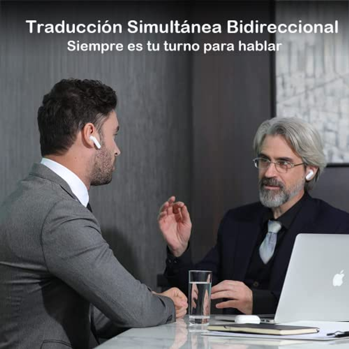 Dos hombres con auriculares, uno gesticula. Texto arriba. Fondo borroso.