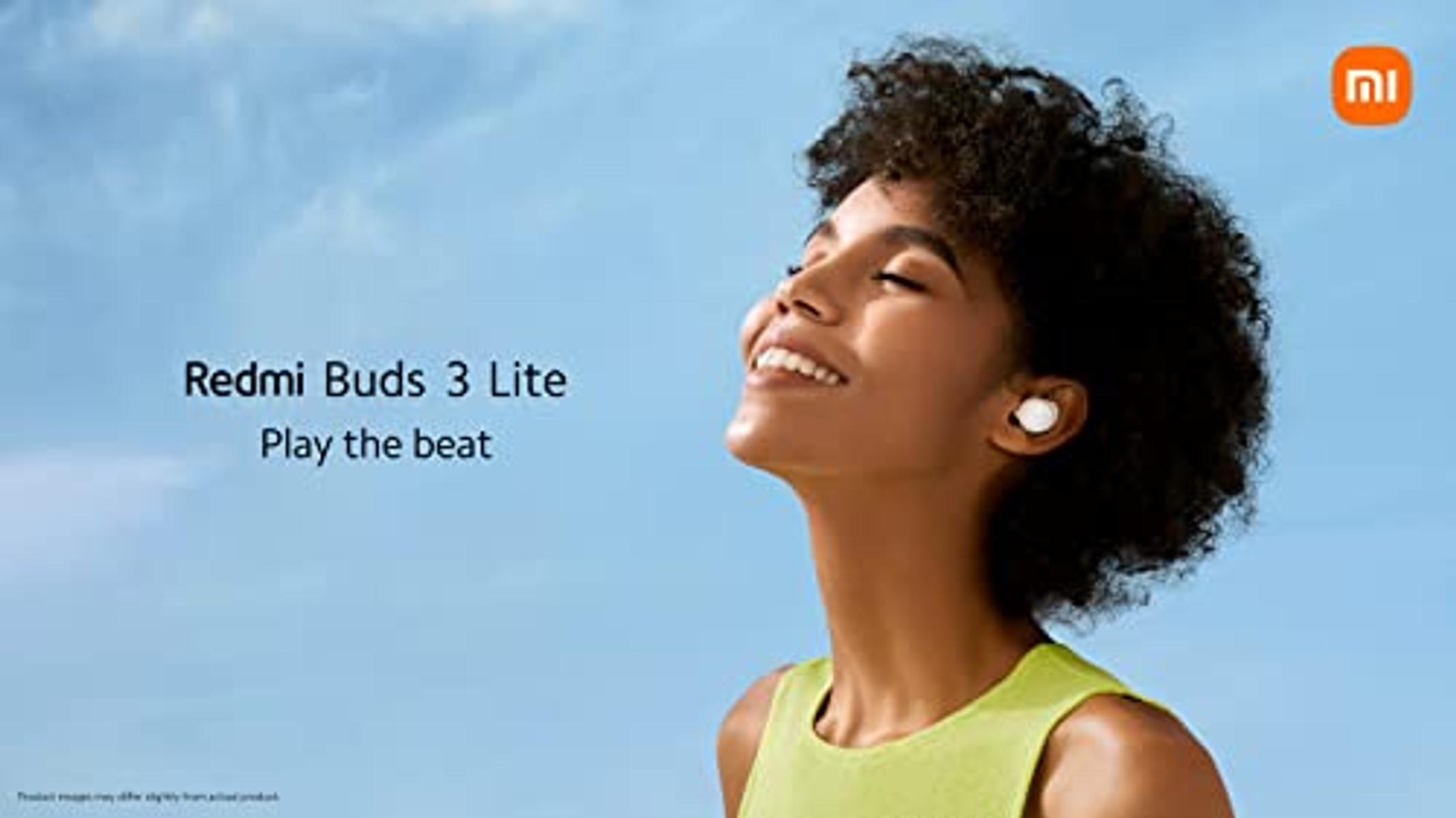 Donna sorridente, con auricolari bianchi, contro un cielo blu. Testo: Redmi Buds 3 Lite.
