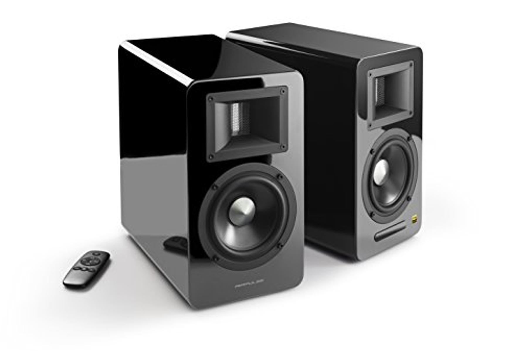 Para czarnych głośników z pilotem, na białym tle.