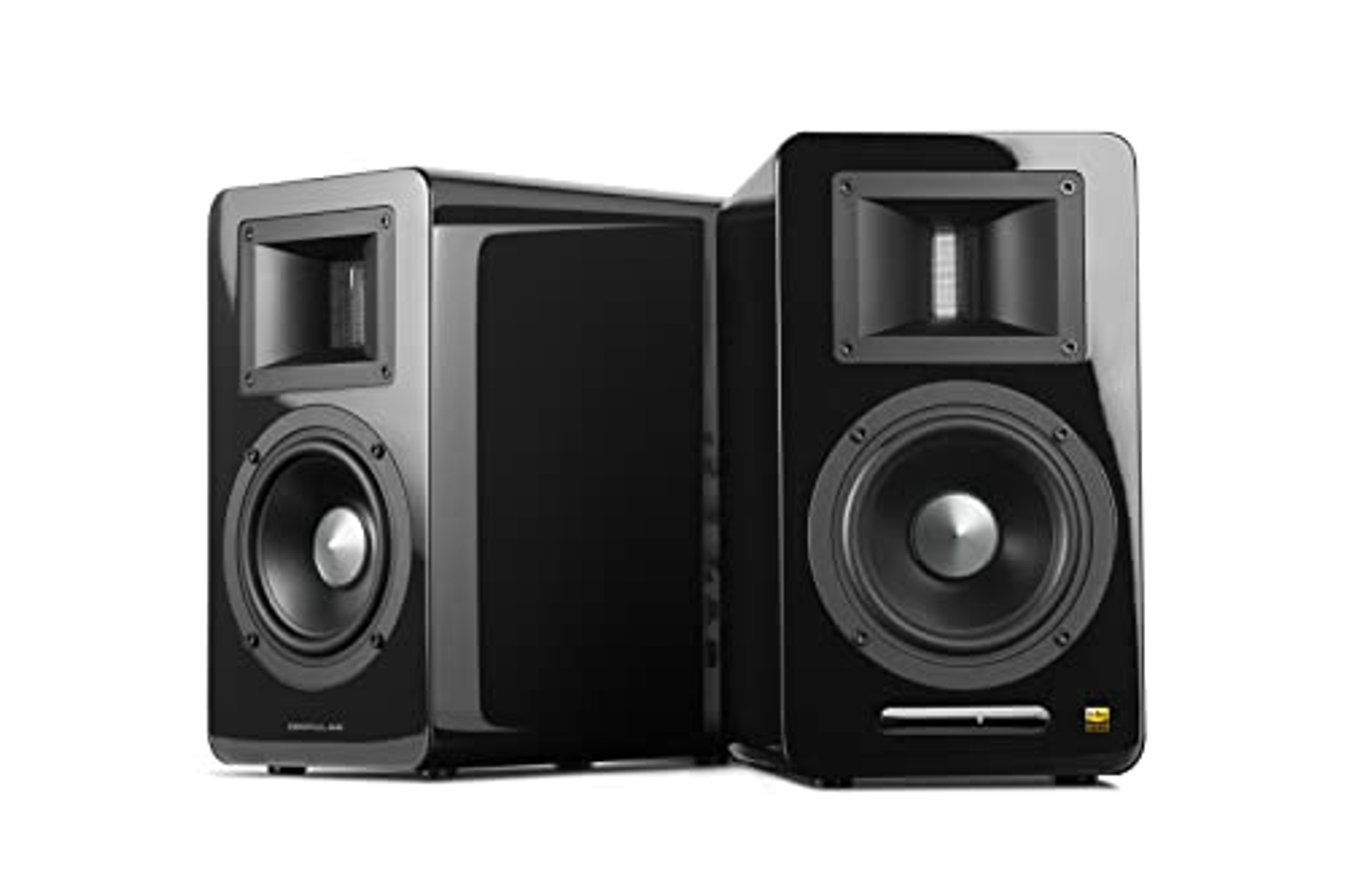 Dwa czarne głośniki studyjne. Każdy ma głośnik niskotonowy i wysokotonowy. Białe tło.