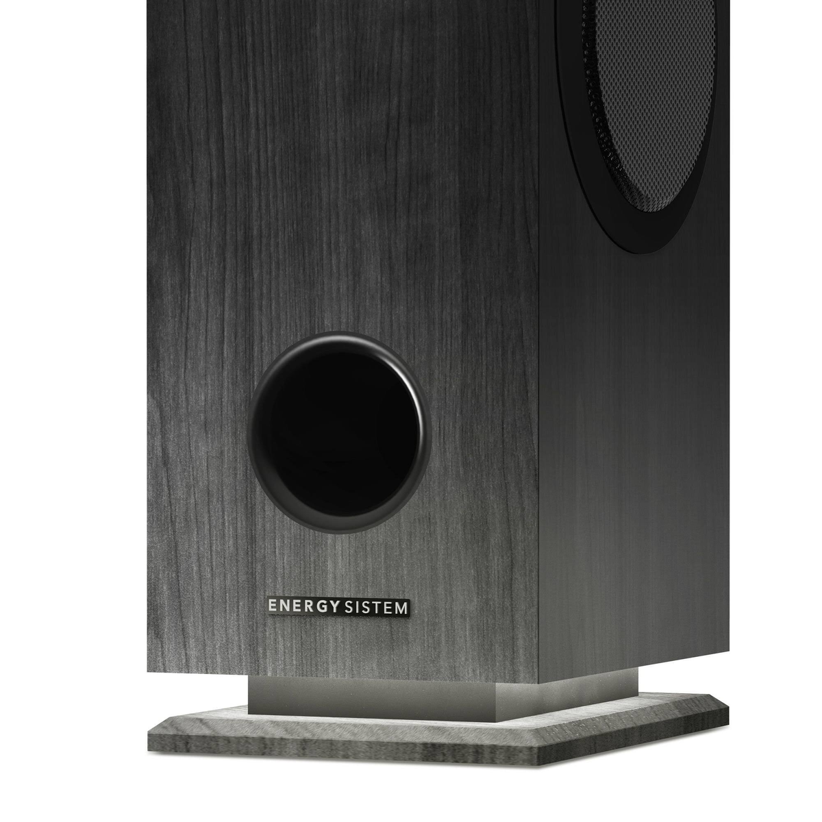 Primer plano de un altavoz negro con puerto redondo. El altavoz tiene textura de madera. La marca es Energy Sistem.