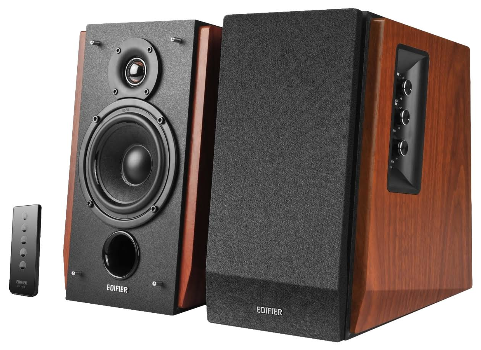 Dwa drewniane głośniki i pilot na białym tle.