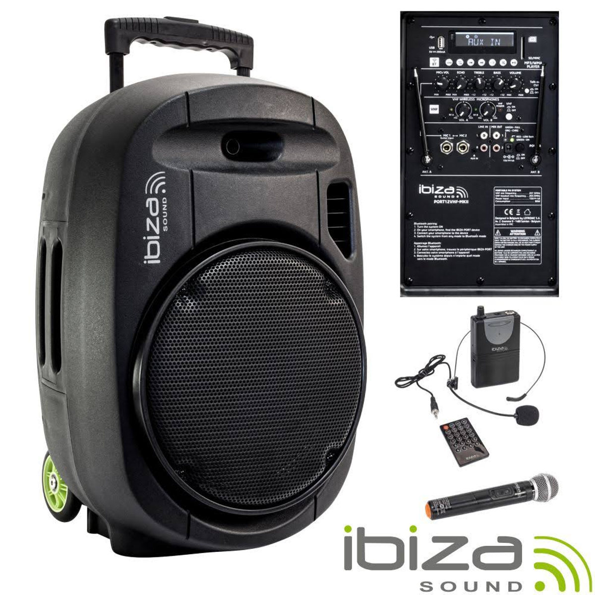Altoparlante nero con ruote, pannello di controllo e microfono. L'altoparlante ha il logo Ibiza Sound.