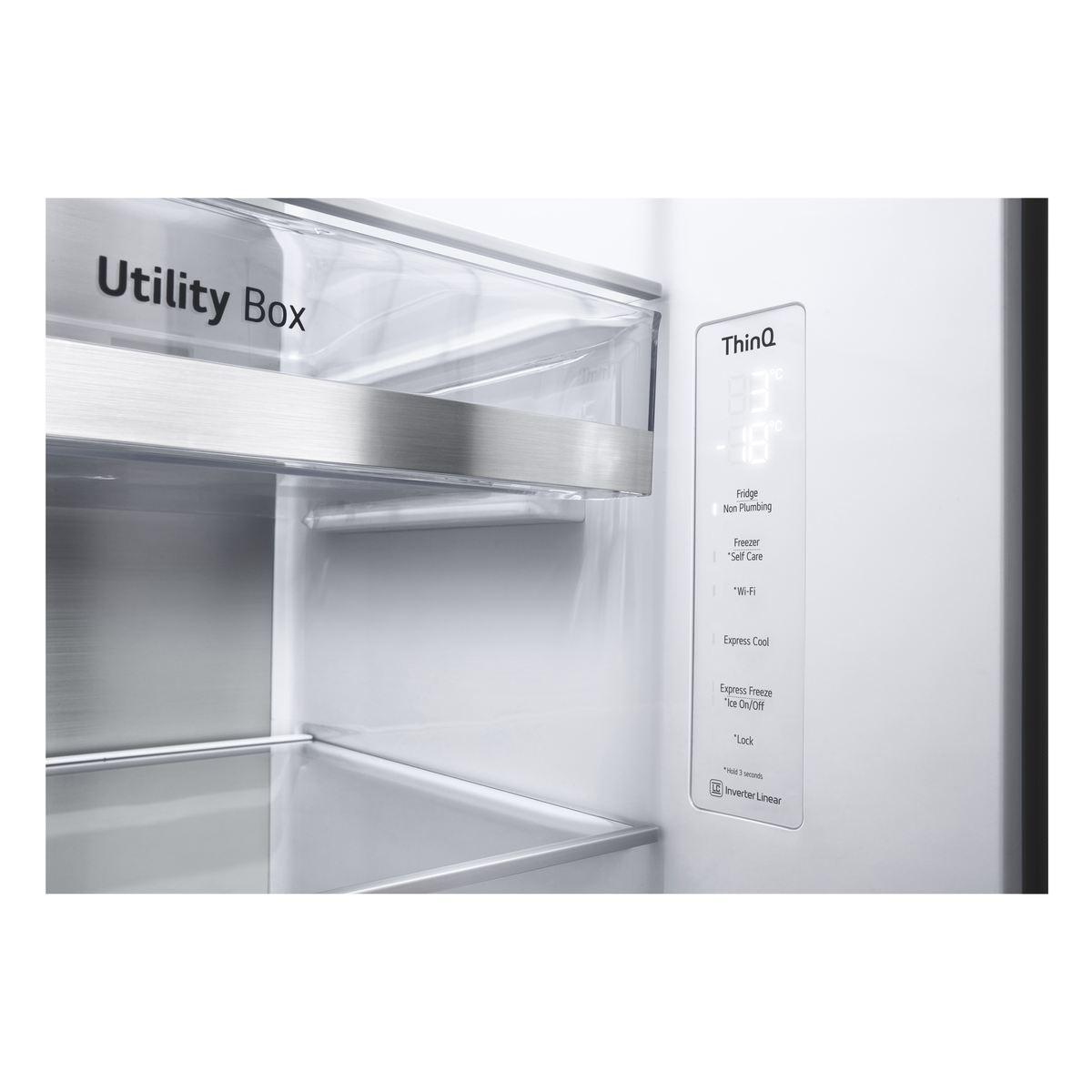 Nahaufnahme des Kühlschrankinneren mit transparenter Nutzbox und Bedienfeld mit Einstellungen.
