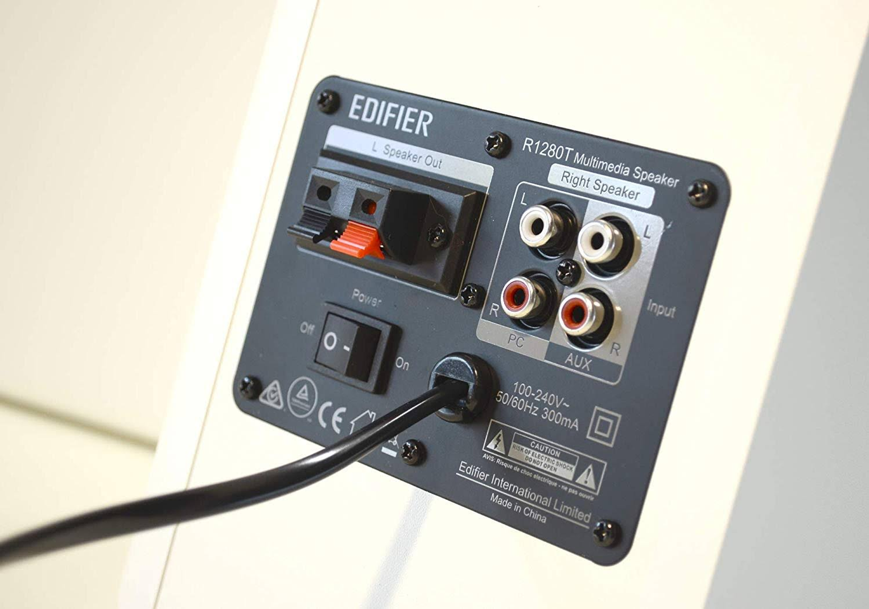 Panel tylny głośnika Edifier z wejściami i wyłącznikiem zasilania. Czarny i biały z wyjściem głośnikowym.