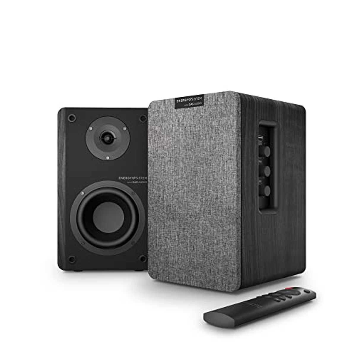 Dos altavoces negros y un mando a distancia.