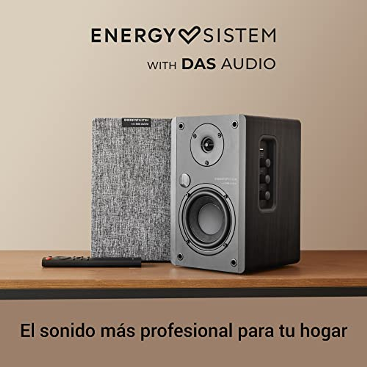 Altavoces y un mando a distancia sobre una superficie de madera. El texto dice Energy Sistem con Das Audio.