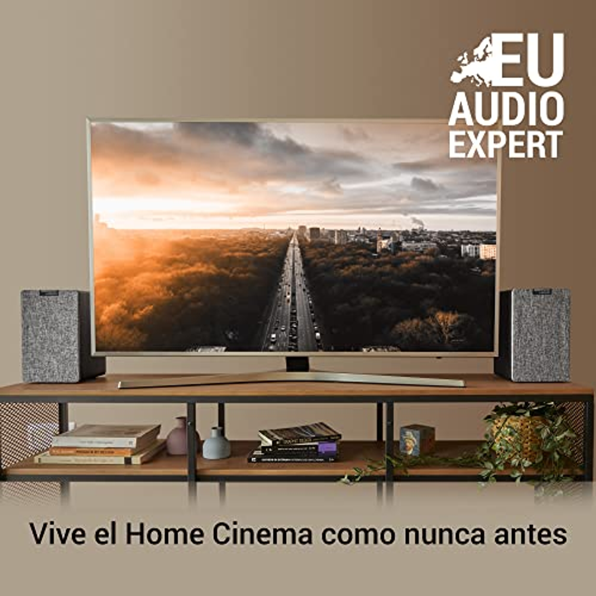 Pantalla de TV y dos altavoces en estante de madera. Libros, plantas y texto Vive el Home Cinema.
