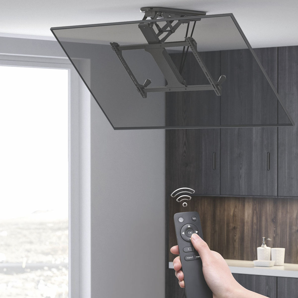 Tv aan het plafond gemonteerd, met afstandsbediening. Zicht op keuken en raam.