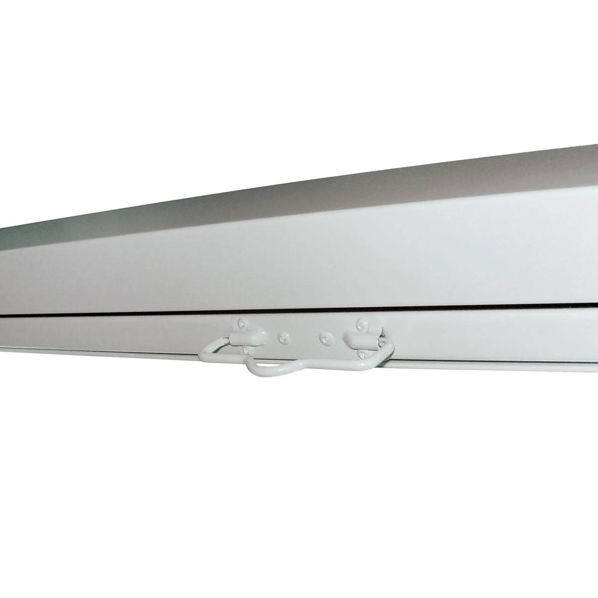 Wit metalen object, mogelijk een deur of afdekking, met een handvat. Witte achtergrond.