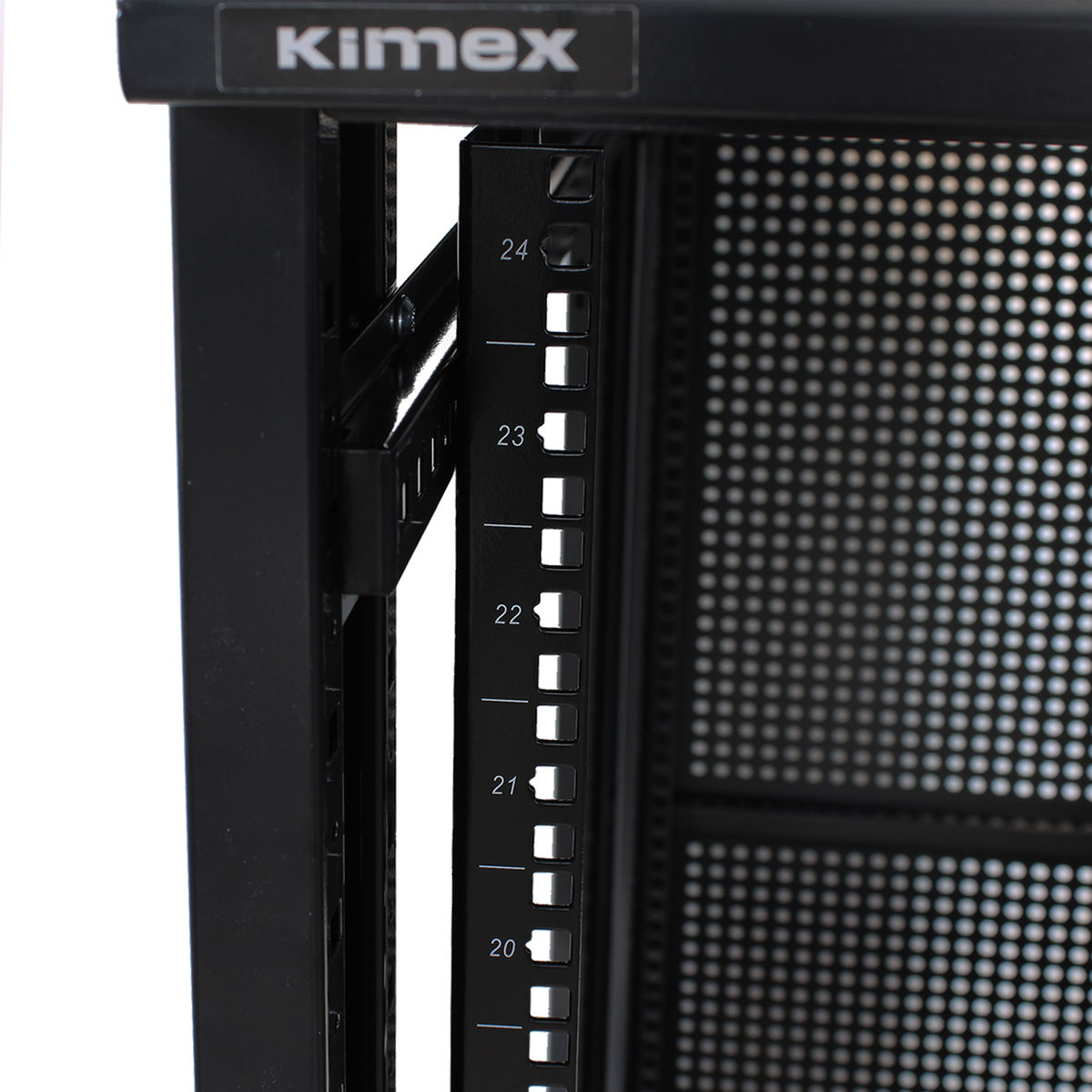 Rack metallico nero con fessure numerate. Il rack viene utilizzato per contenere apparecchiature.