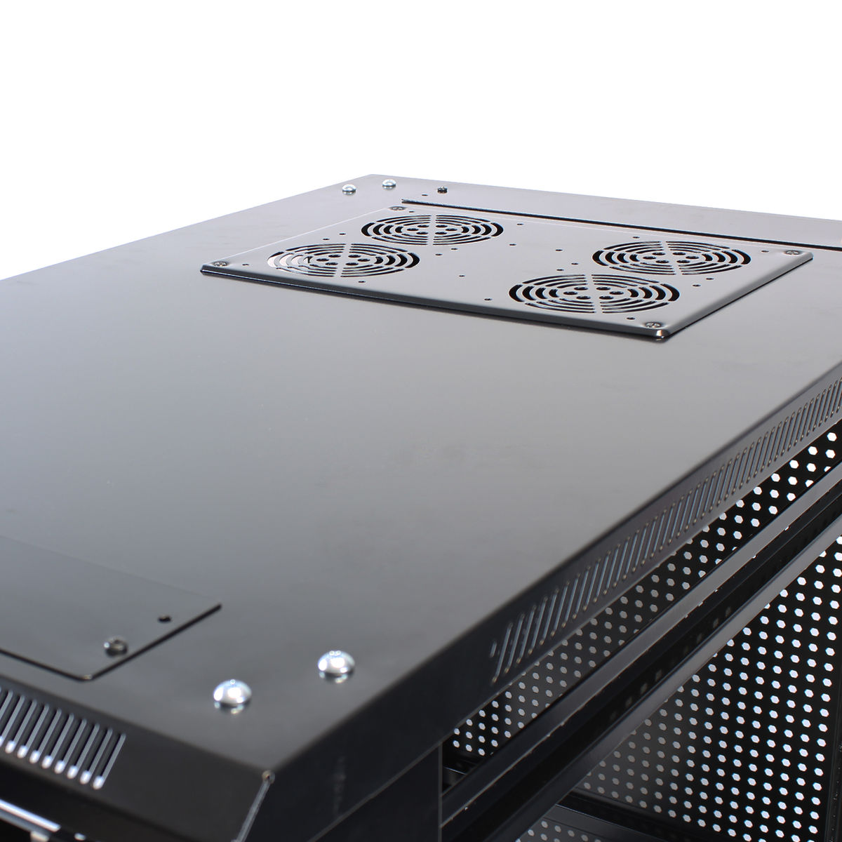 Primo piano della parte superiore di un rack server nero con ventole.