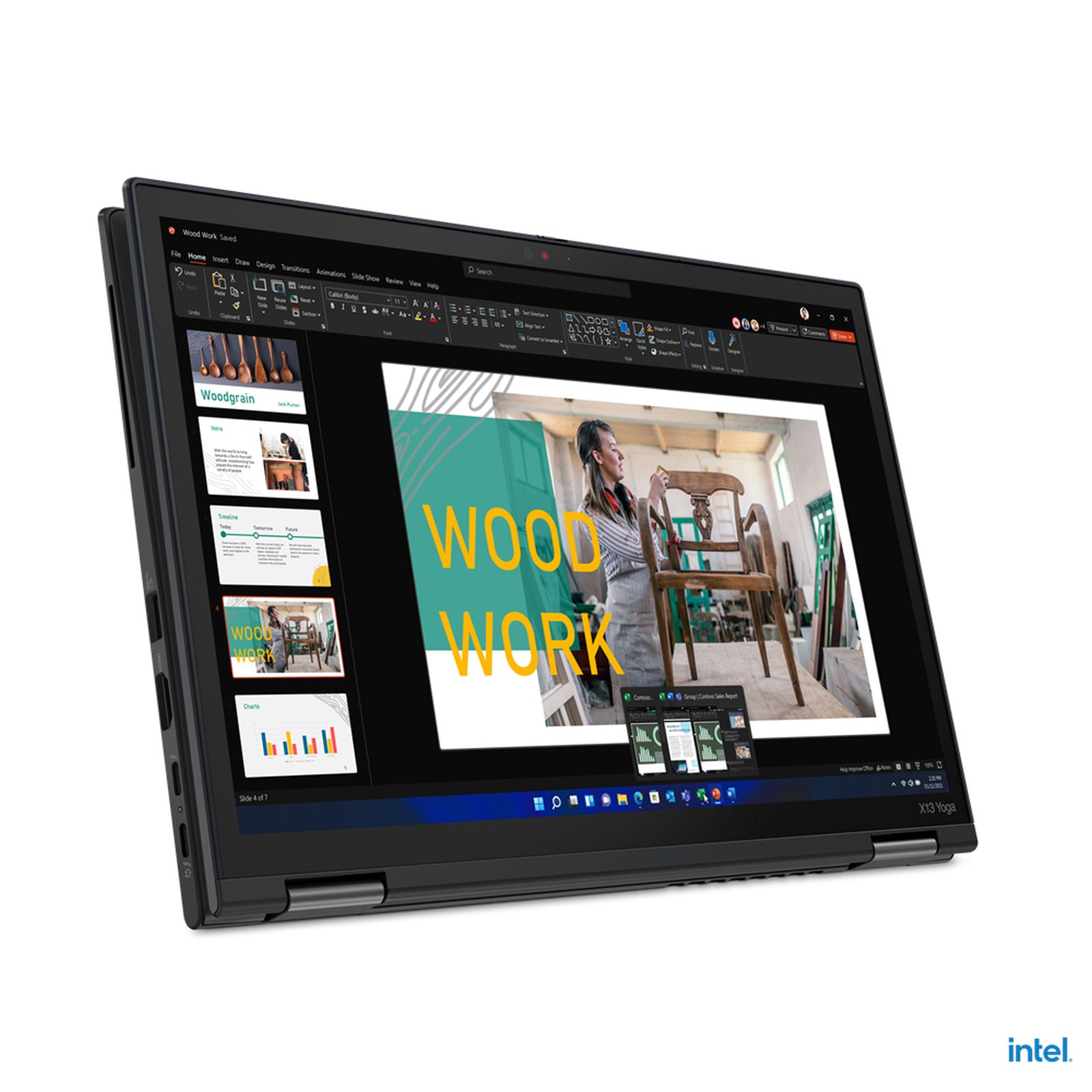 Ein Laptop-Bildschirm zeigt eine Präsentation zur Holzbearbeitung. Das Wort 'WOOD WORK' ist prominent.