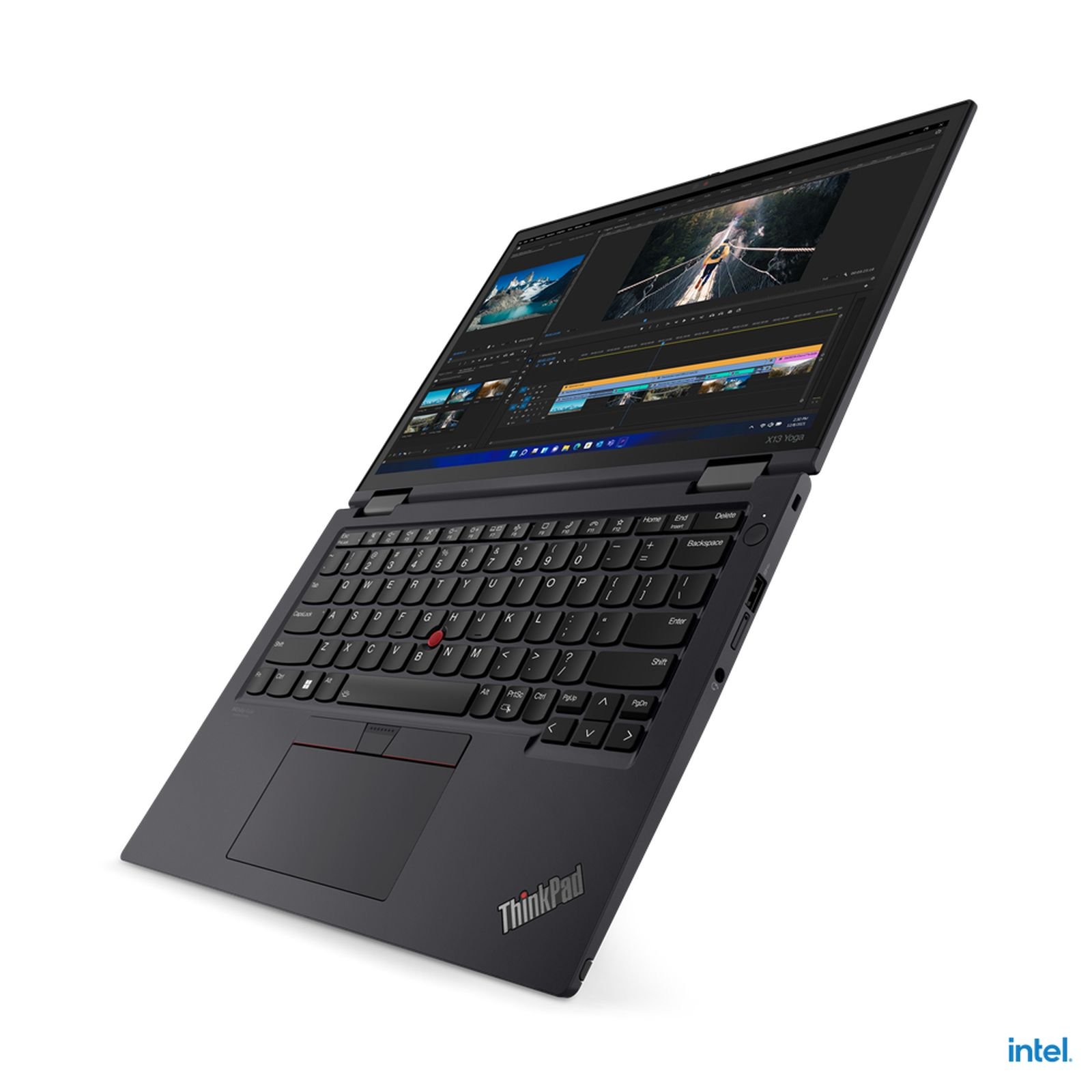Schwarzes ThinkPad Laptop, geöffnet, zeigt Videoschnittsoftware, Winkelansicht.