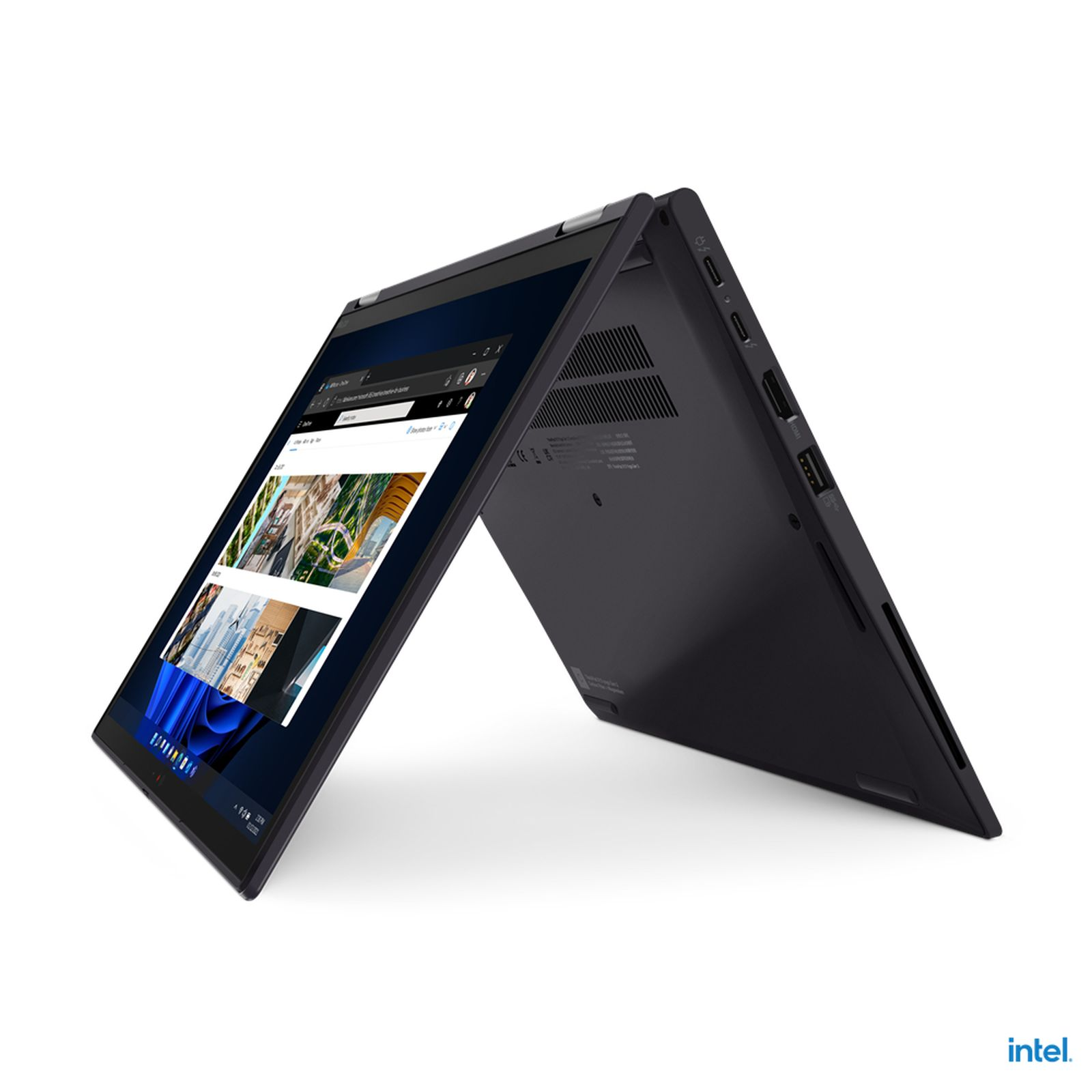 Schwarzer Laptop im Winkel geöffnet, zeigt eine Website auf dem Bildschirm.