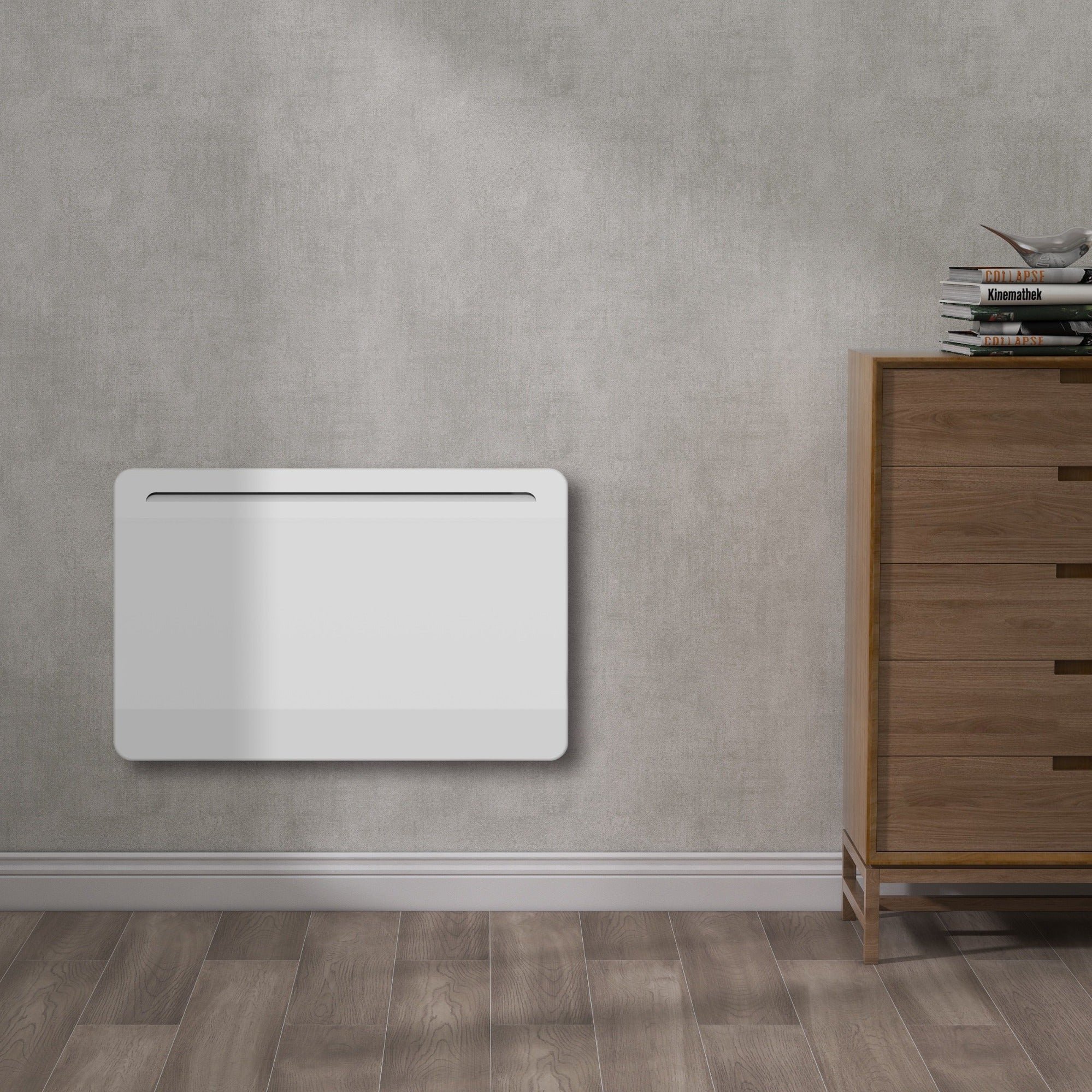 Ein weißer, an der Wand montierter Heizkörper an einer grauen Wand neben einem Holzschrank und Holzboden.