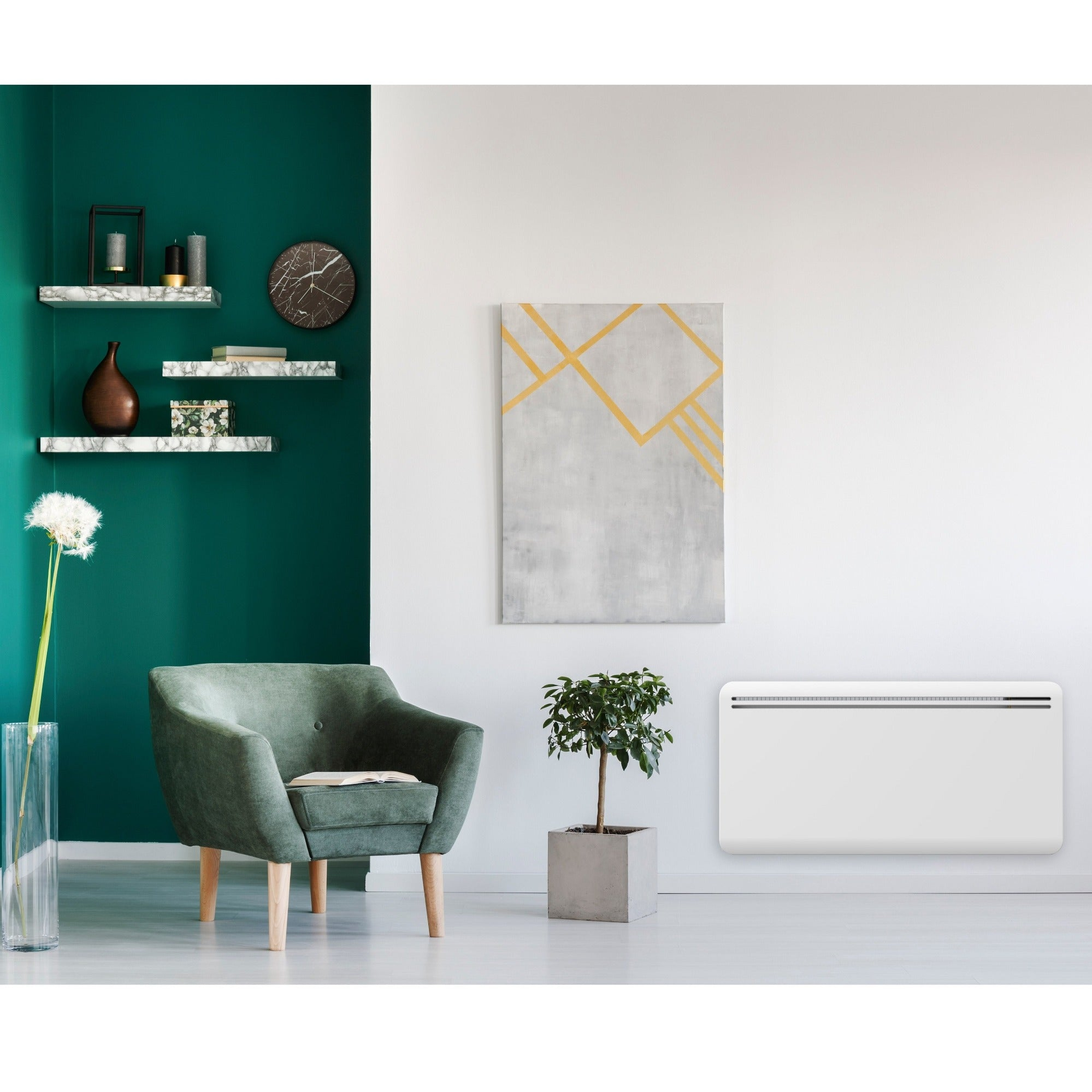 Wohnzimmer mit grünem Sessel, Gemälde und Wandheizung.