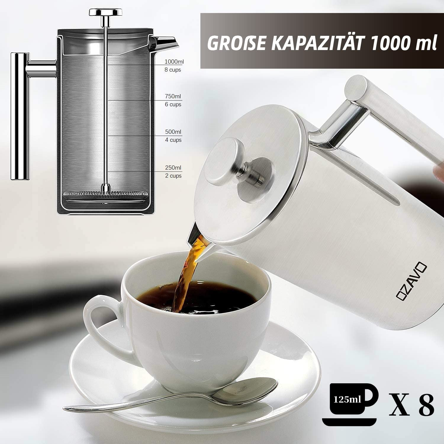 Kaffeekanne mit Kaffee, der in eine weiße Tasse auf einer Untertasse gegossen wird.