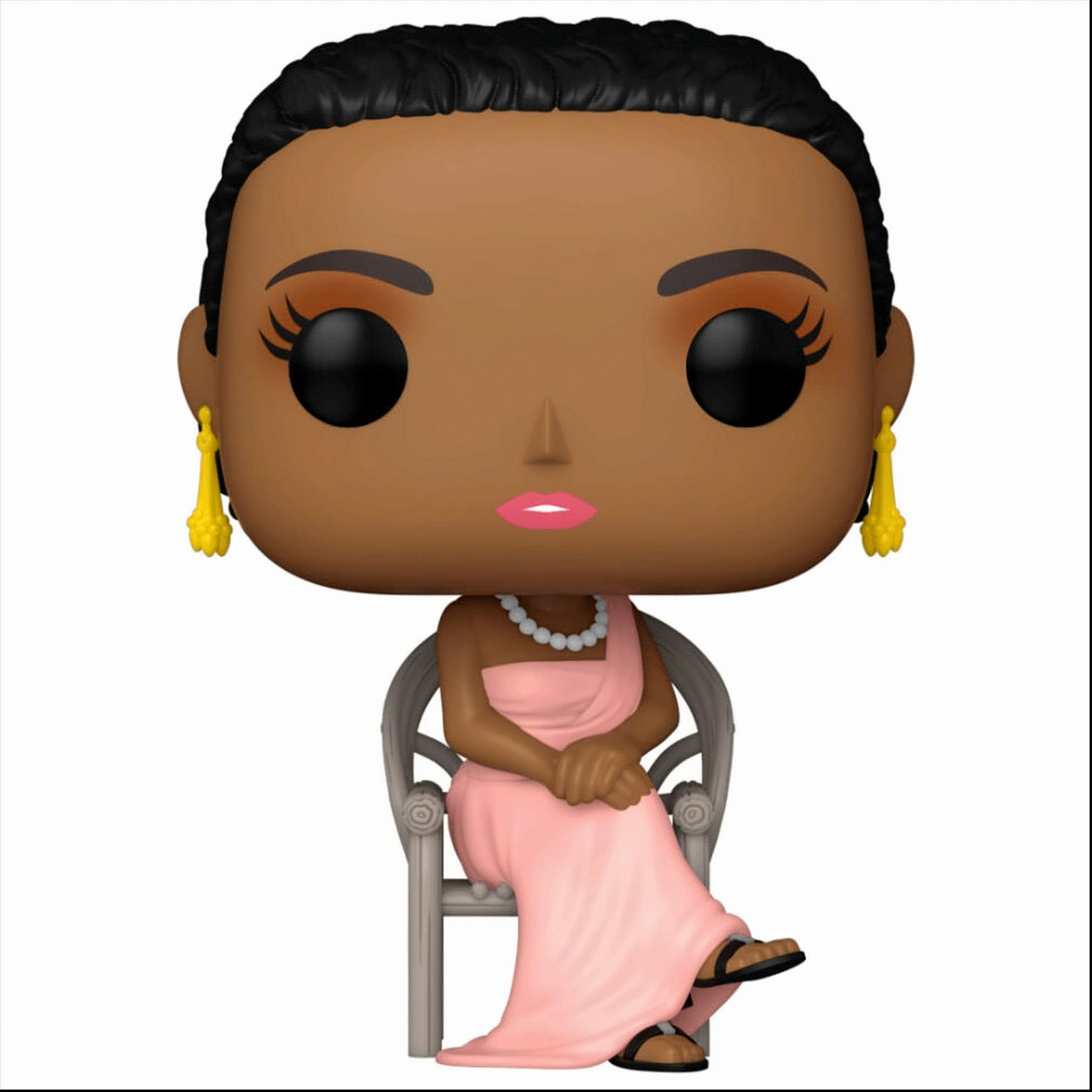 Un Funko Pop di una donna nera in abito rosa seduta su una sedia.