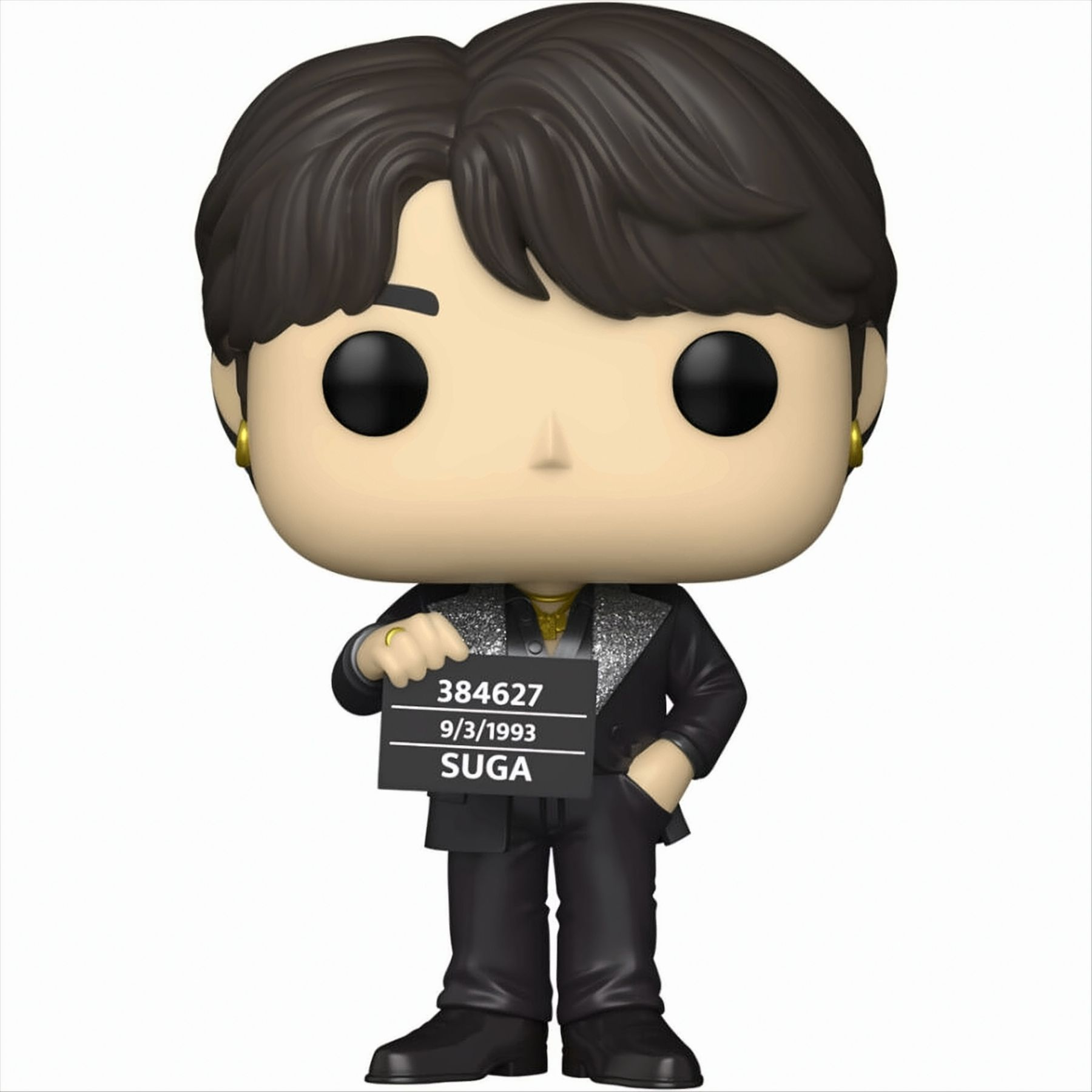 Eine Funko Pop Figur von Suga von BTS. Suga hält ein Schild. Weißer Hintergrund.