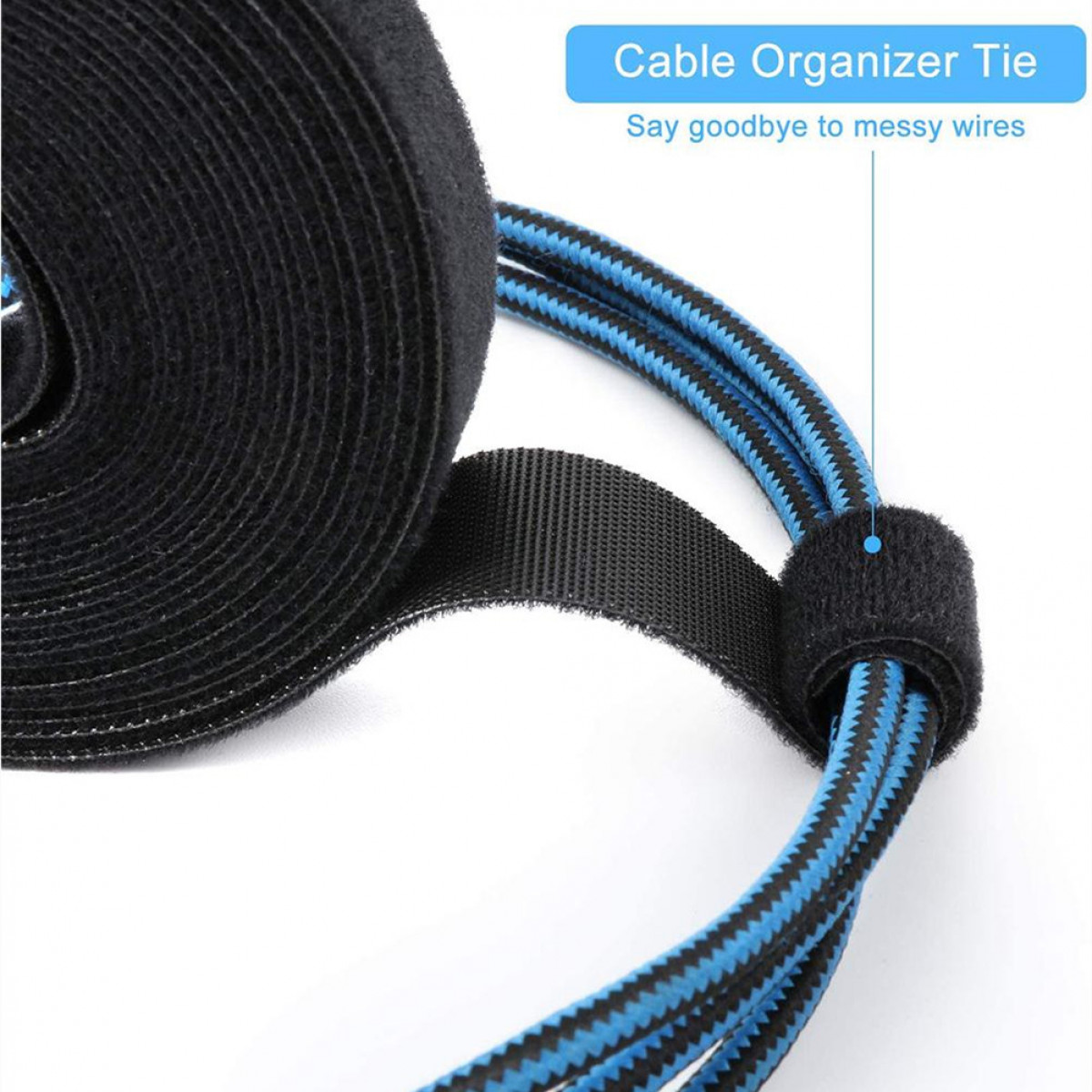 Czarny organizer kabli z niebieskimi kablami i tekstem opisującym produkt.