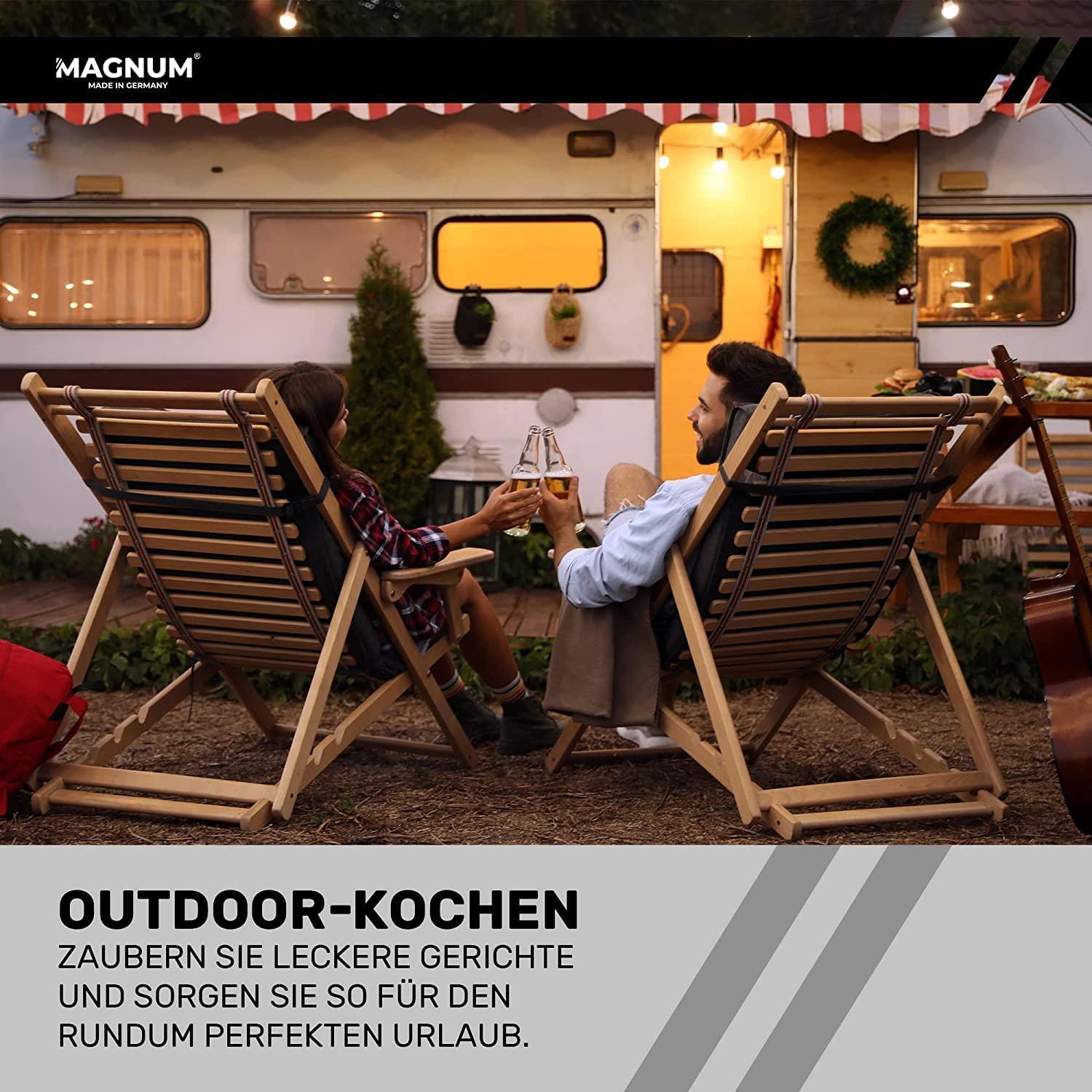 Ein Paar stößt mit Bierflaschen vor einem Wohnmobil an. Der Text lautet Outdoor-Kochen.
