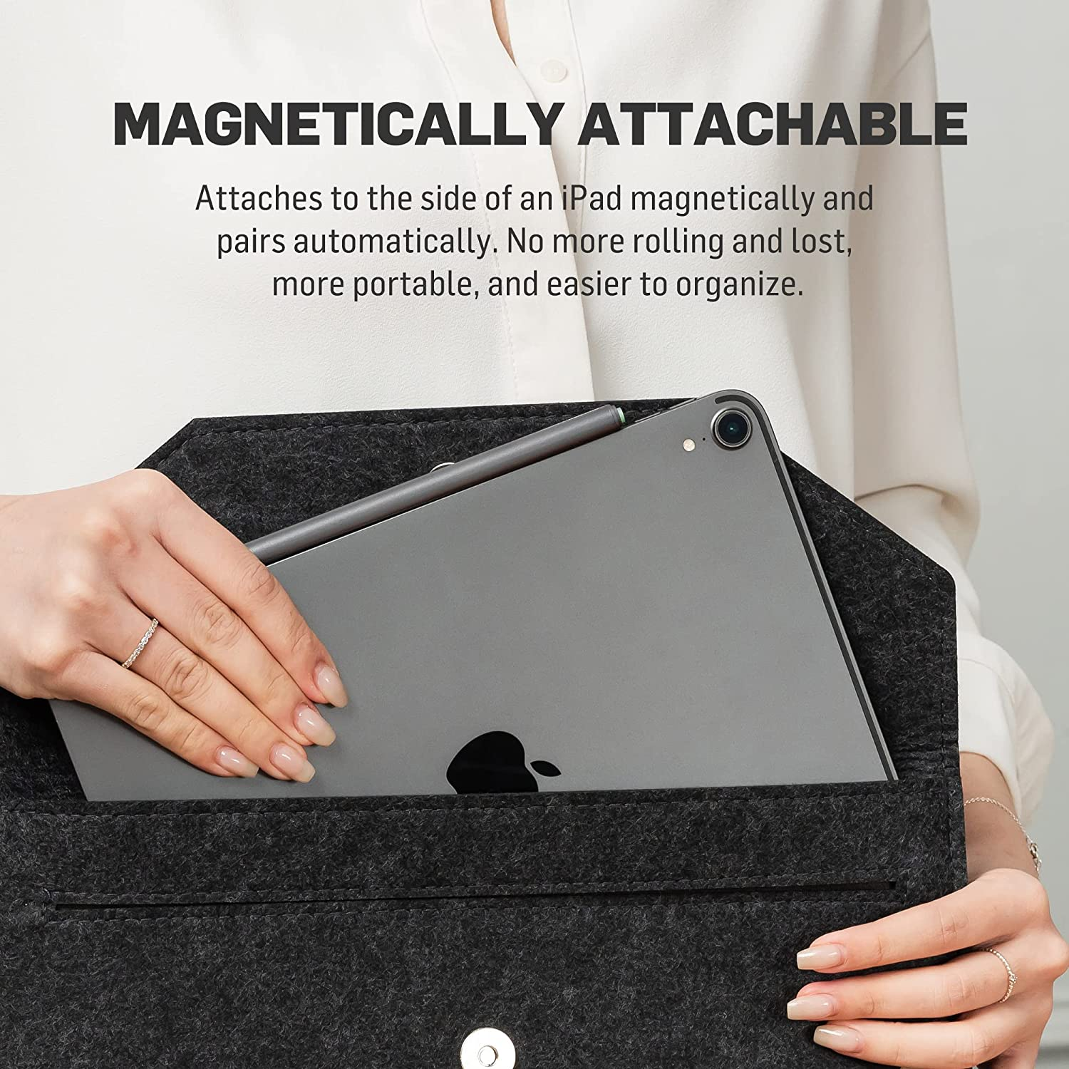 Eine Person hält ein iPad in einer dunkelgrauen Hülle mit magnetischem Design.