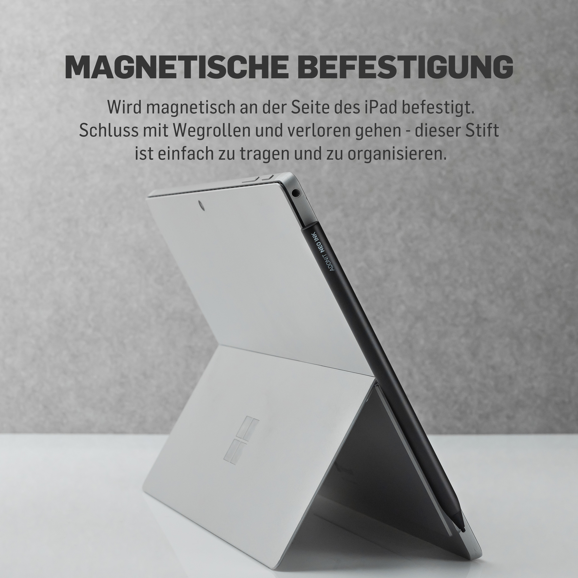 Silbernes Tablet offen mit schwarzem Stift. Text: Magnetische Befestigung.