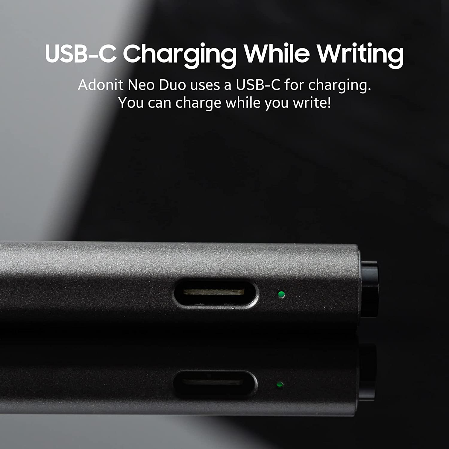 Primo piano di una penna grigio scuro che mostra una porta USB-C.
